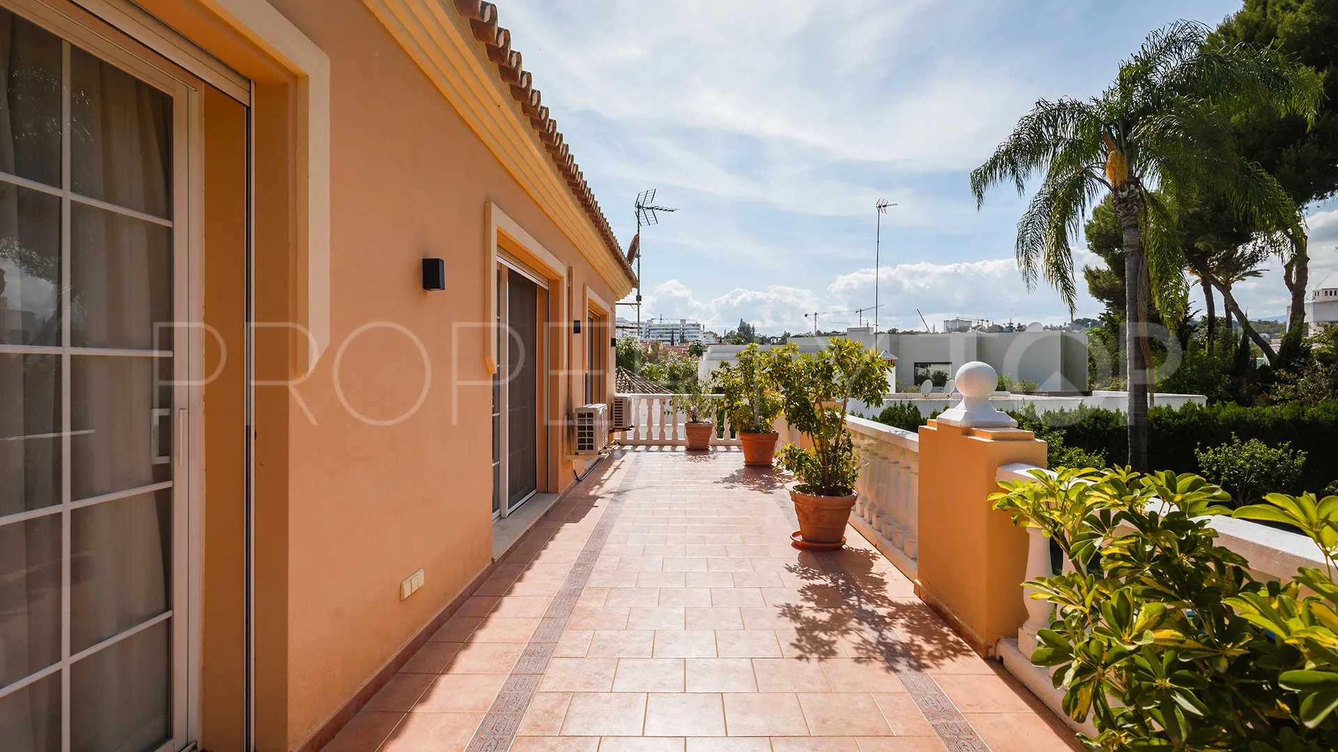 Se vende villa en Atalaya de Rio Verde con 5 dormitorios