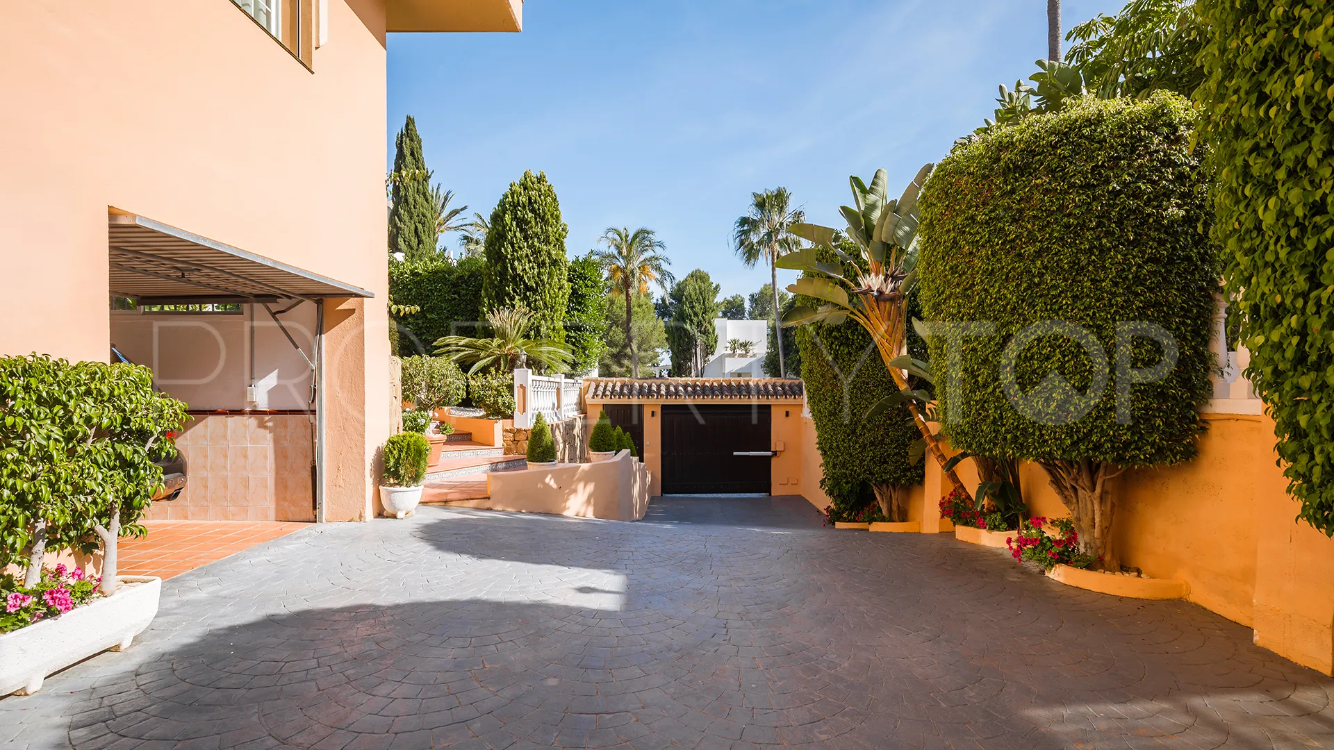 Se vende villa en Atalaya de Rio Verde con 5 dormitorios
