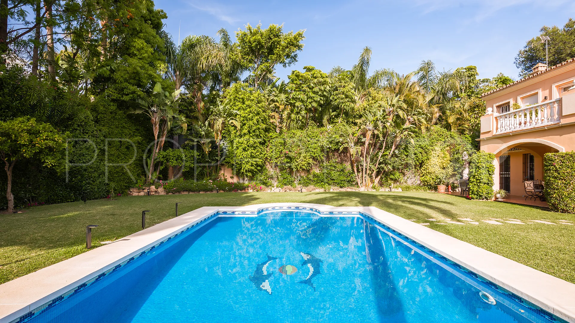 Se vende villa en Atalaya de Rio Verde con 5 dormitorios