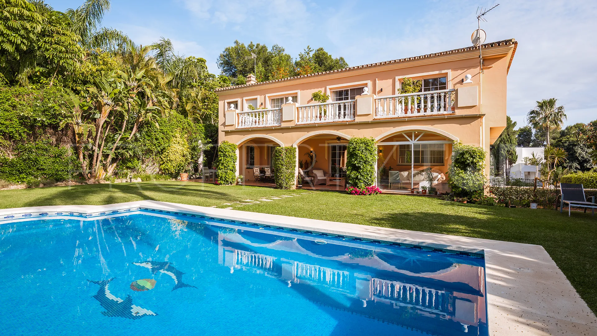 Se vende villa en Atalaya de Rio Verde con 5 dormitorios
