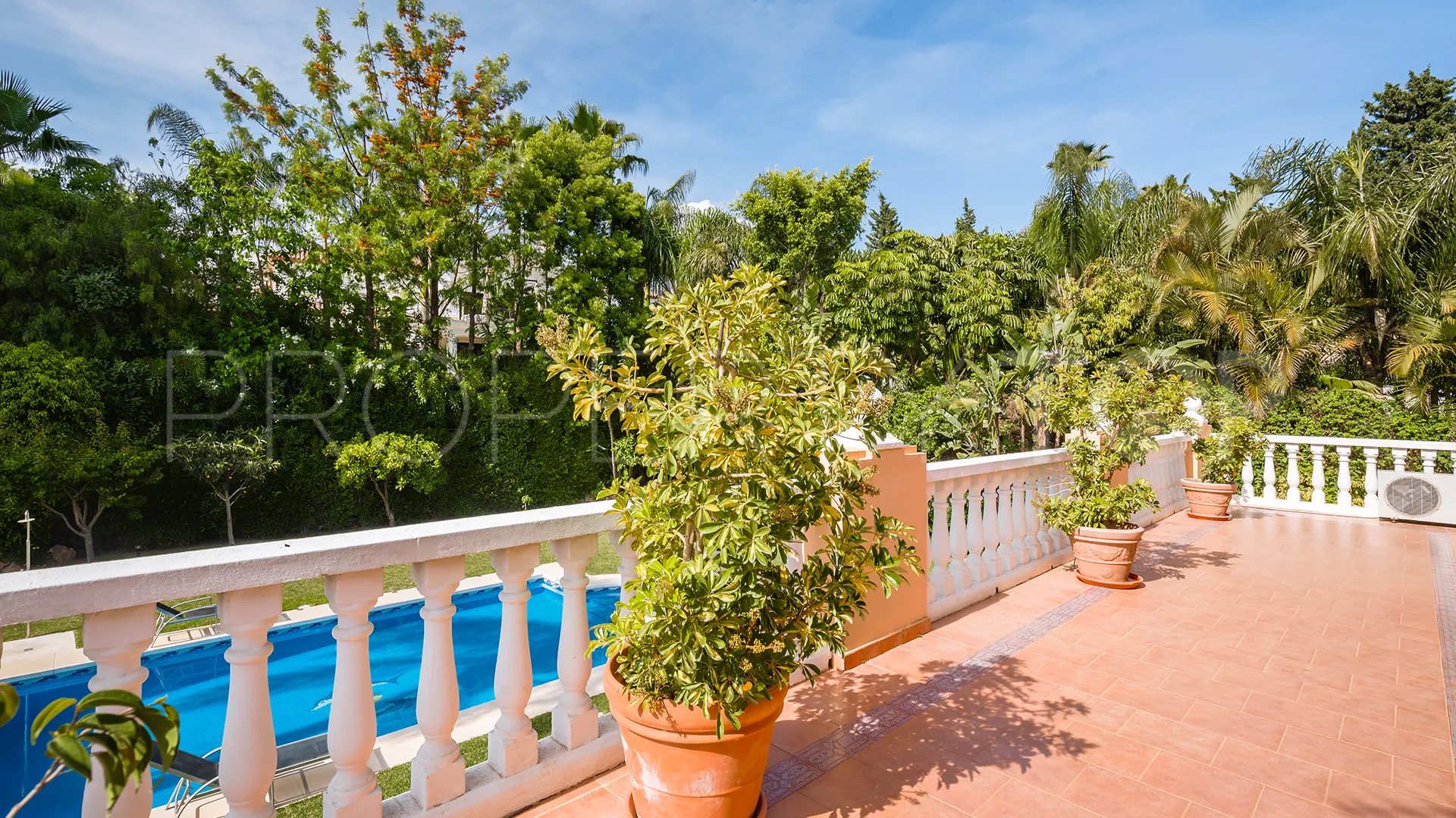 Se vende villa en Atalaya de Rio Verde con 5 dormitorios