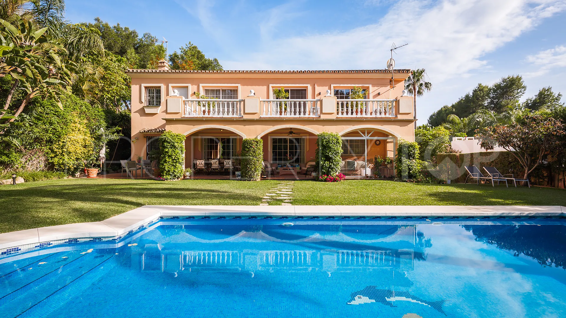 Se vende villa en Atalaya de Rio Verde con 5 dormitorios