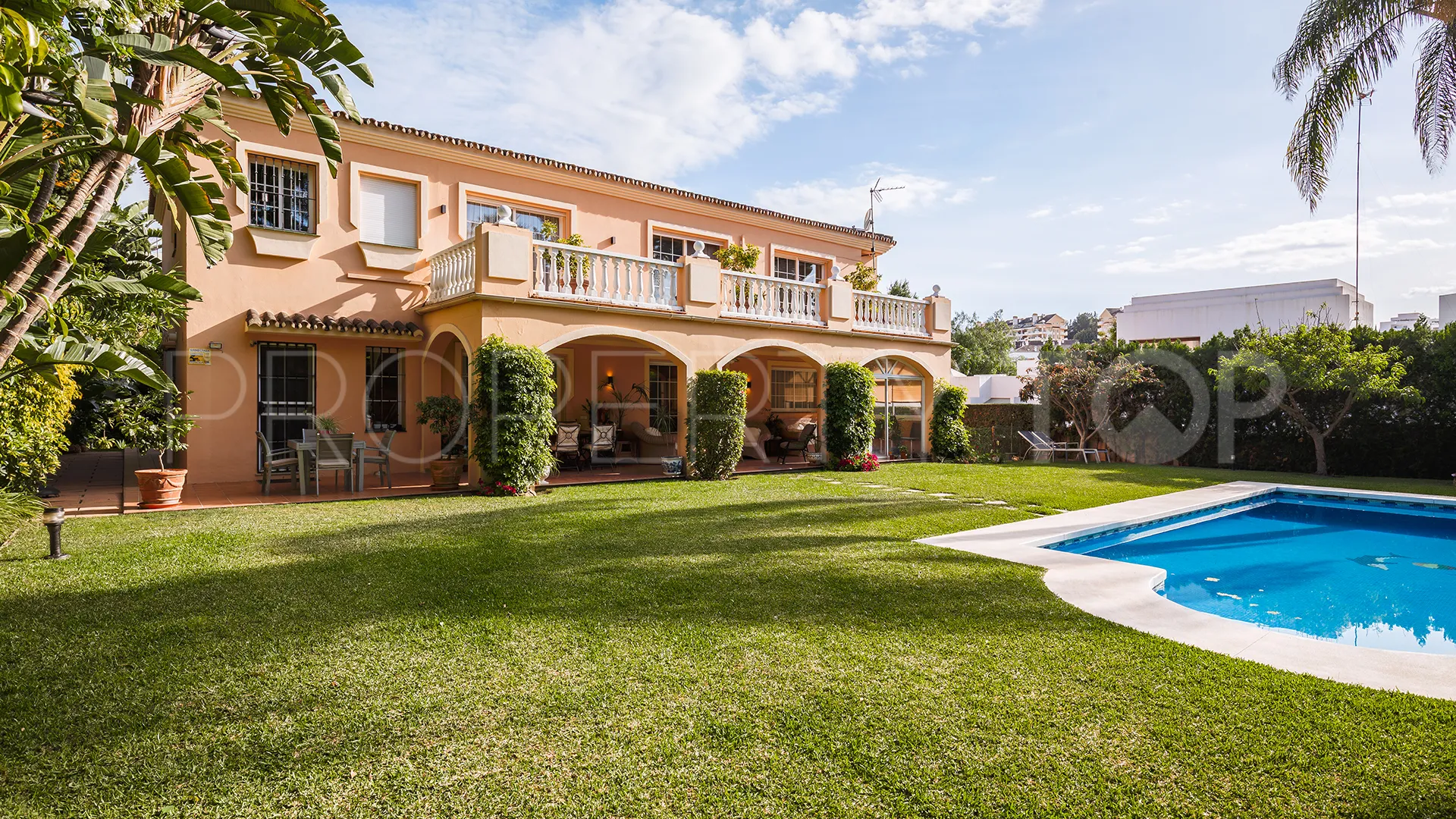 Se vende villa en Atalaya de Rio Verde con 5 dormitorios
