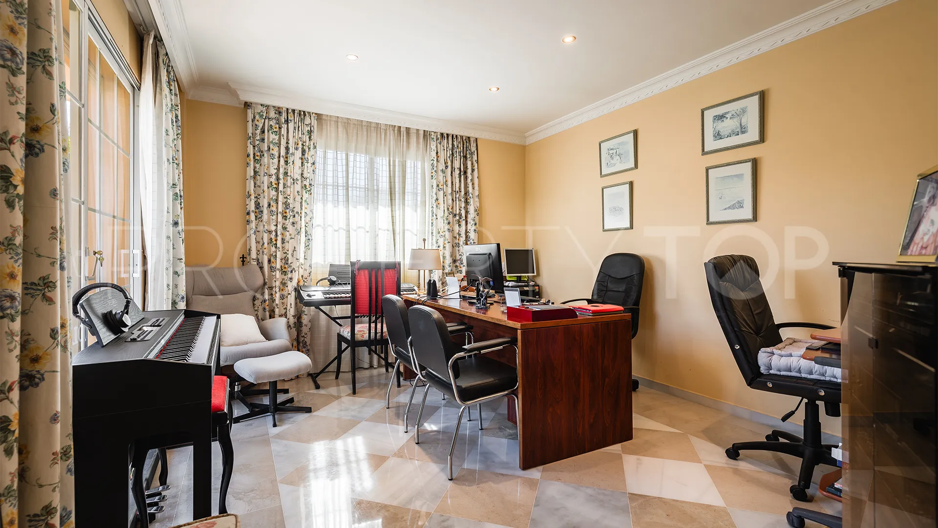 Se vende villa en Atalaya de Rio Verde con 5 dormitorios