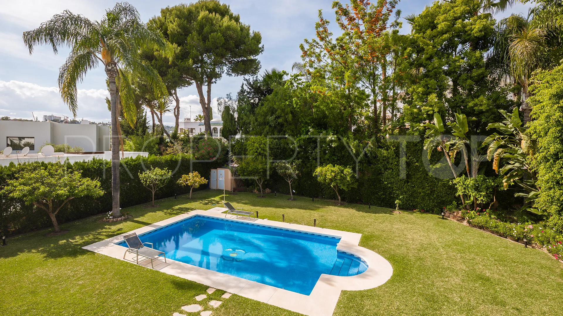 Se vende villa en Atalaya de Rio Verde con 5 dormitorios
