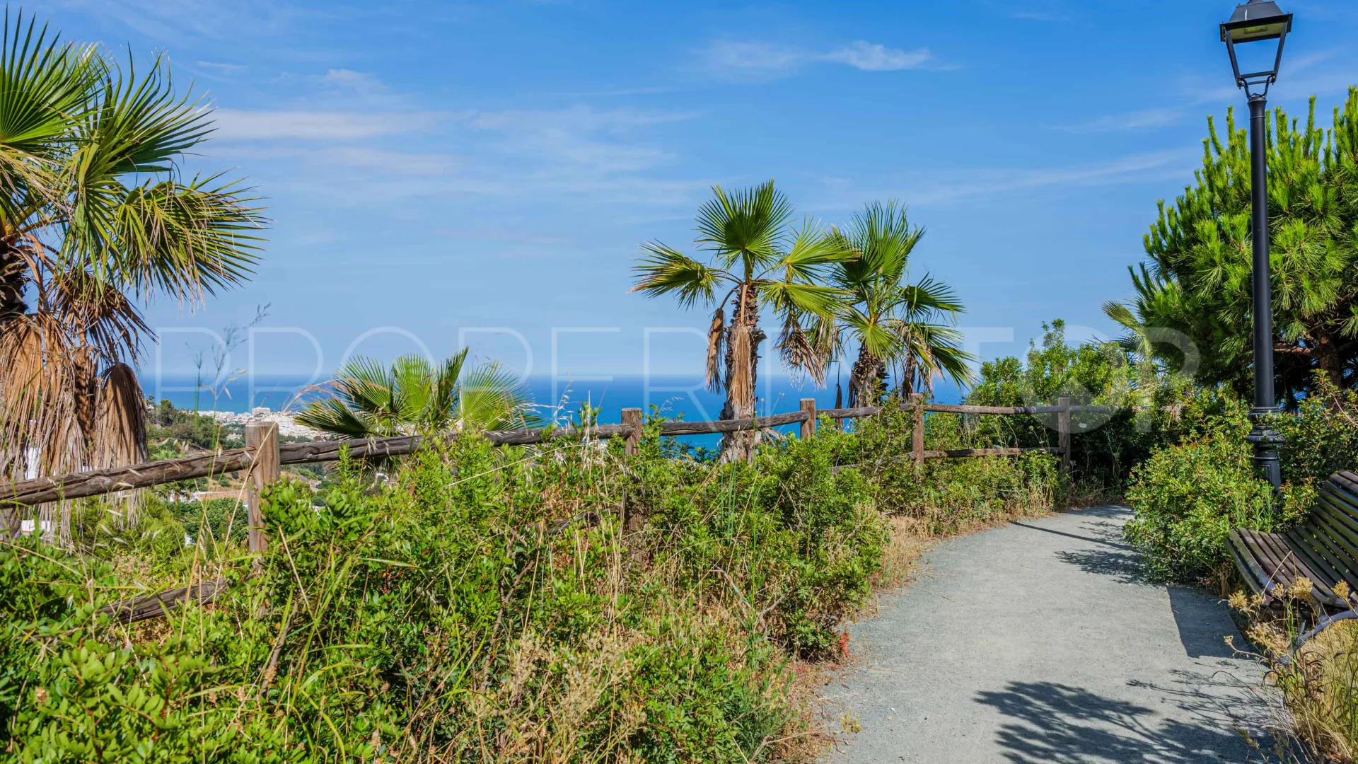Se vende atico duplex en Benalmadena Costa con 3 dormitorios