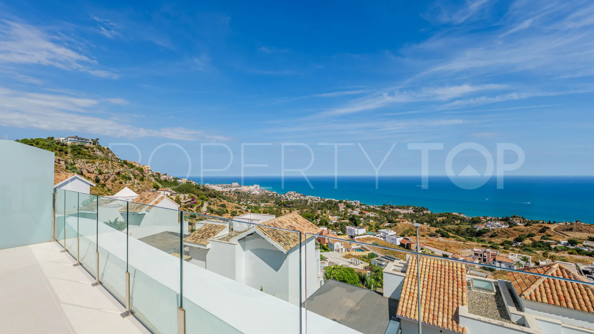 Se vende atico duplex en Benalmadena Costa con 3 dormitorios