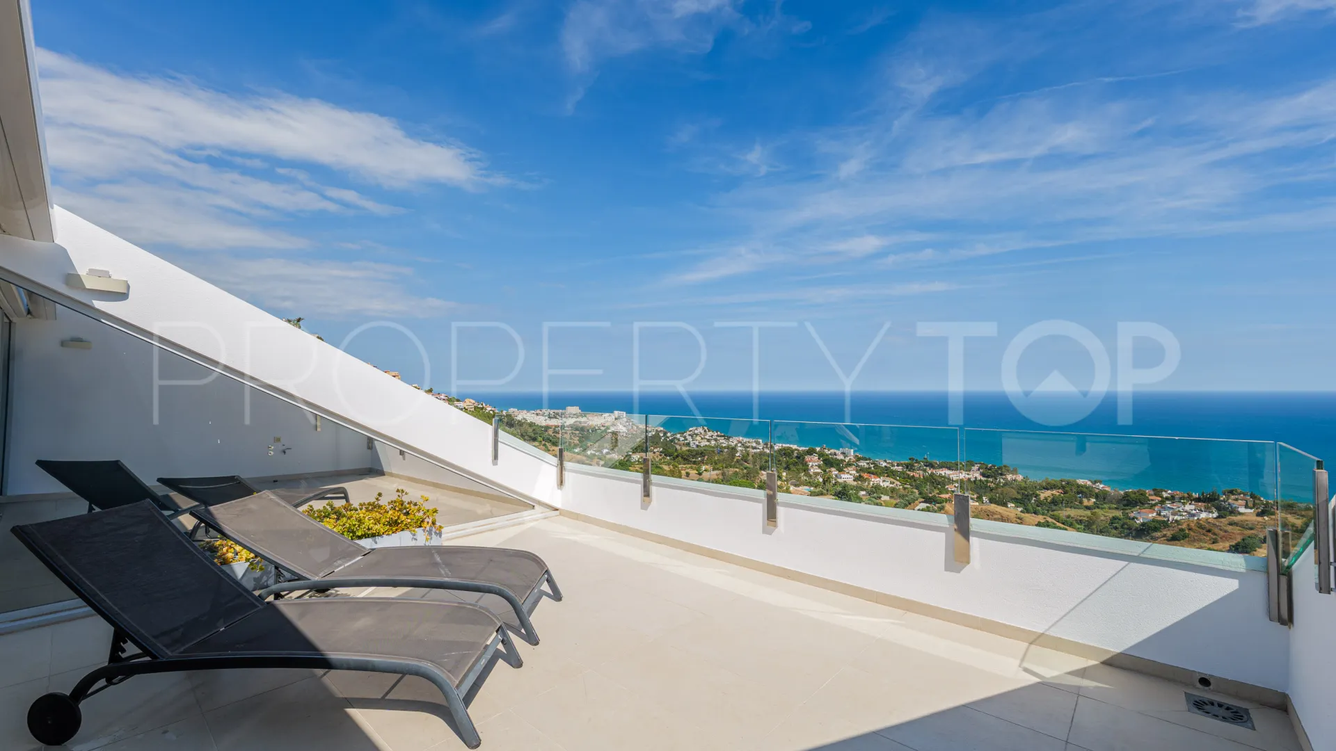 Se vende atico duplex en Benalmadena Costa con 3 dormitorios