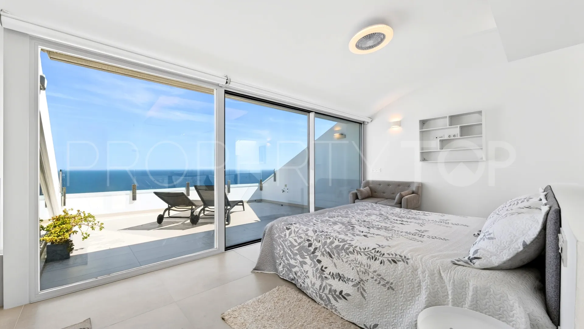 Se vende atico duplex en Benalmadena Costa con 3 dormitorios