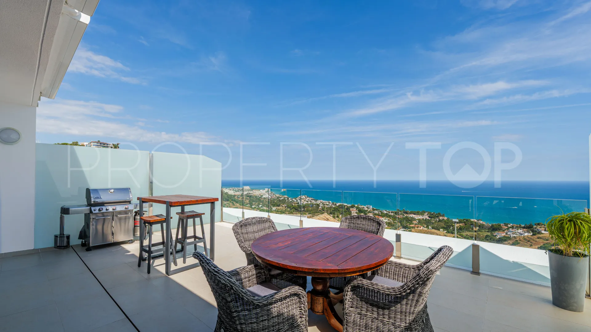 Se vende atico duplex en Benalmadena Costa con 3 dormitorios