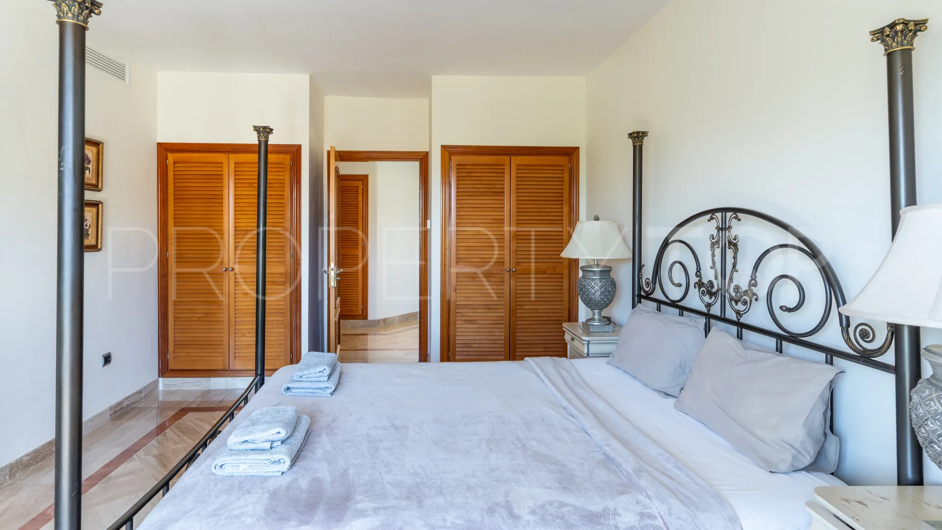 Comprar villa en Puerto del Capitan con 5 dormitorios