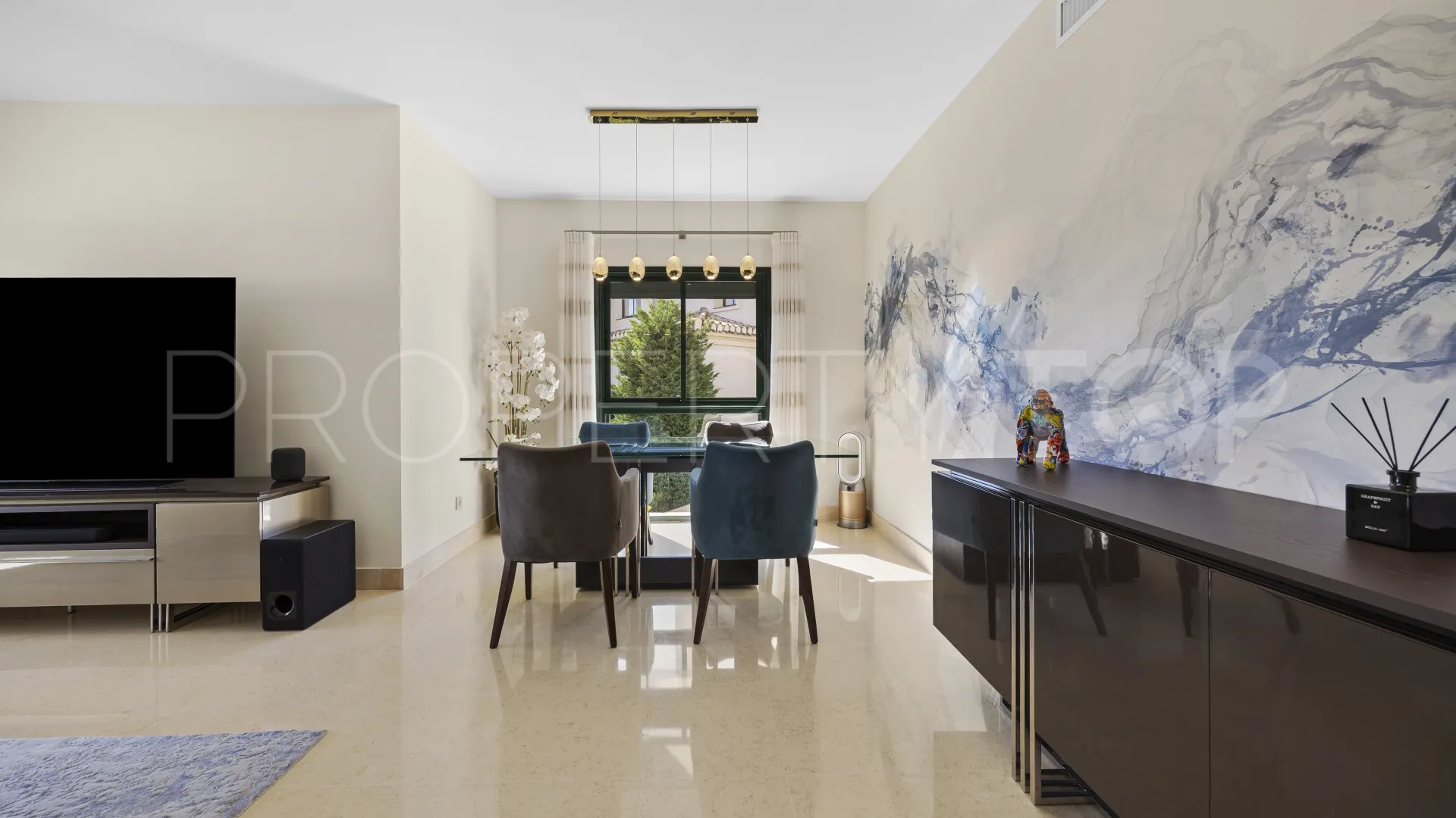 Se vende apartamento planta baja de 2 dormitorios en Benahavis
