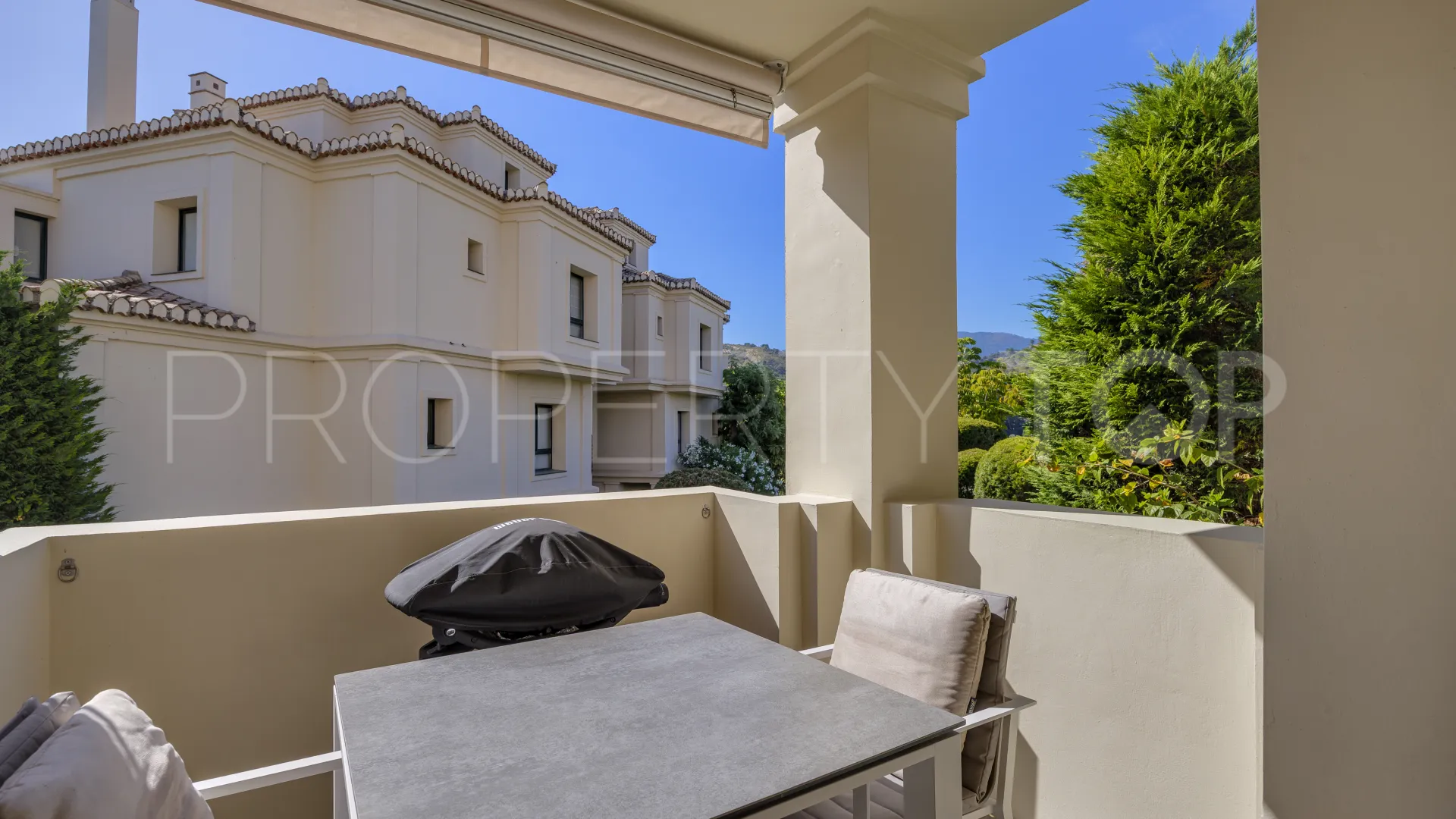 Se vende apartamento planta baja de 2 dormitorios en Benahavis