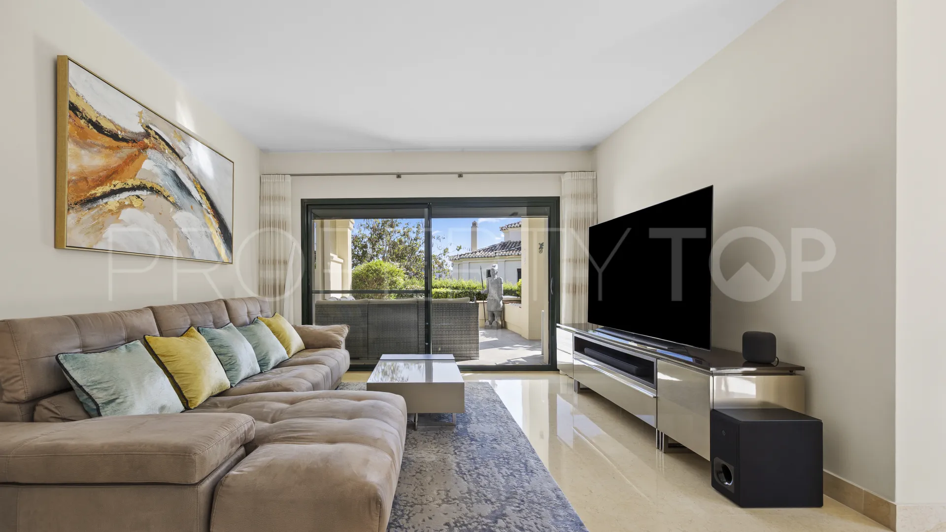 Se vende apartamento planta baja de 2 dormitorios en Benahavis