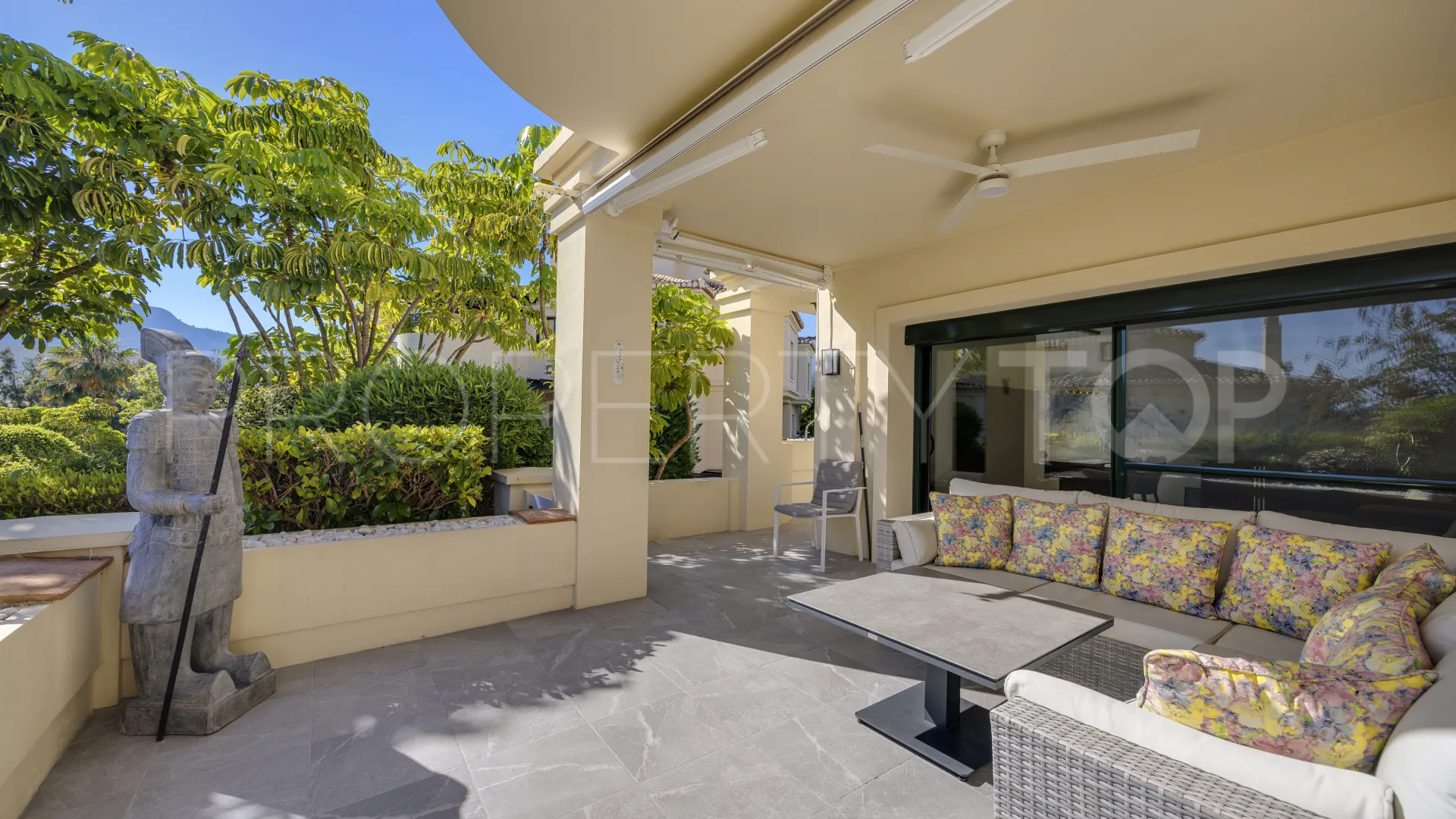 Se vende apartamento planta baja de 2 dormitorios en Benahavis