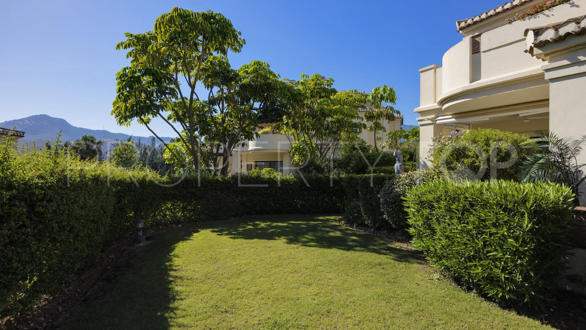 Se vende apartamento planta baja de 2 dormitorios en Benahavis