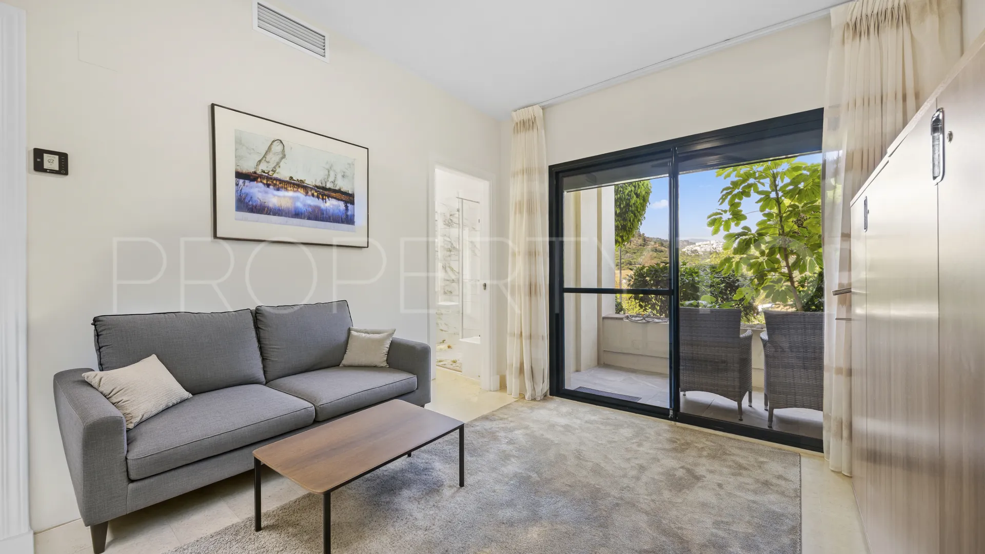 Se vende apartamento planta baja de 2 dormitorios en Benahavis