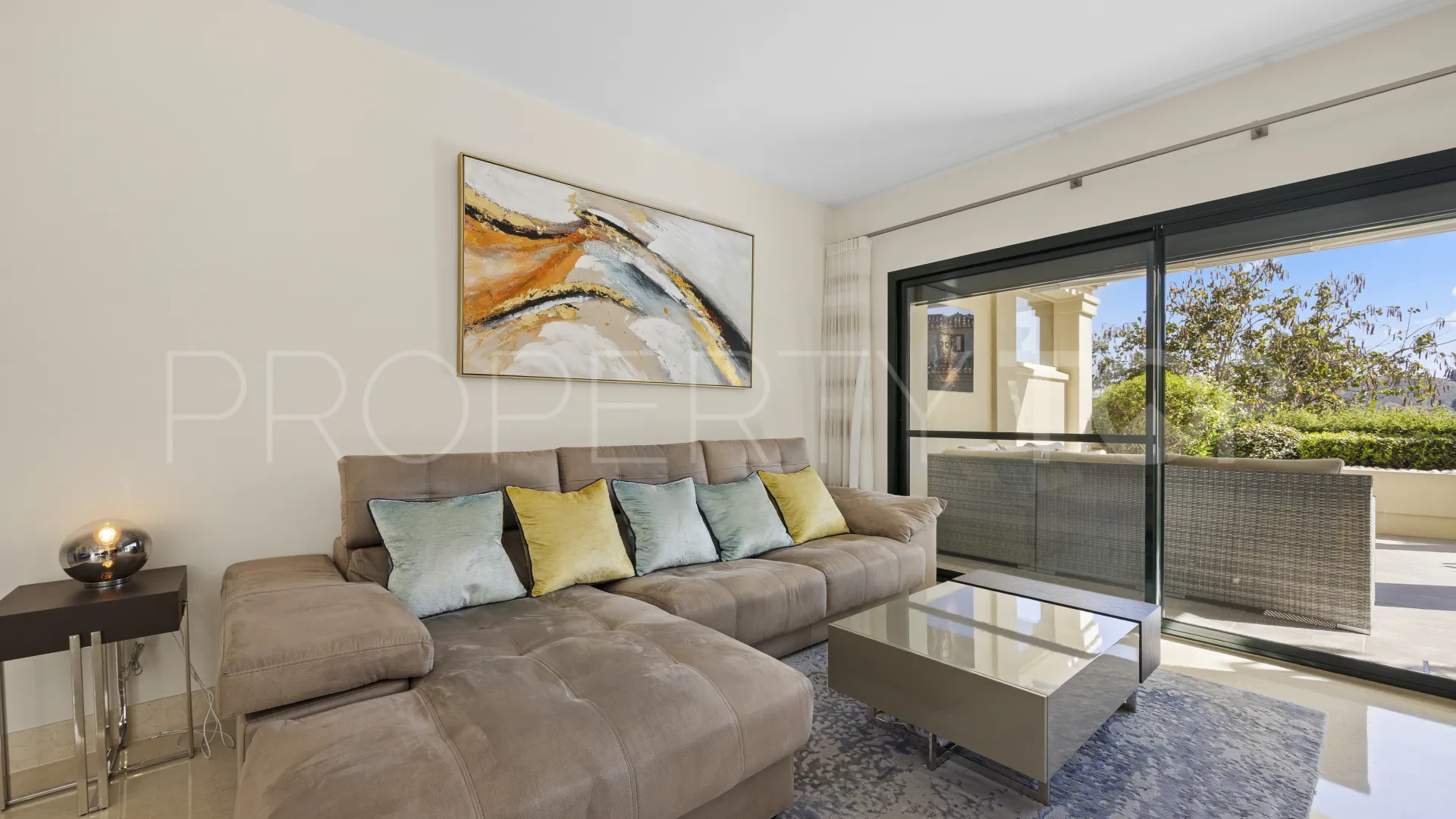 Se vende apartamento planta baja de 2 dormitorios en Benahavis