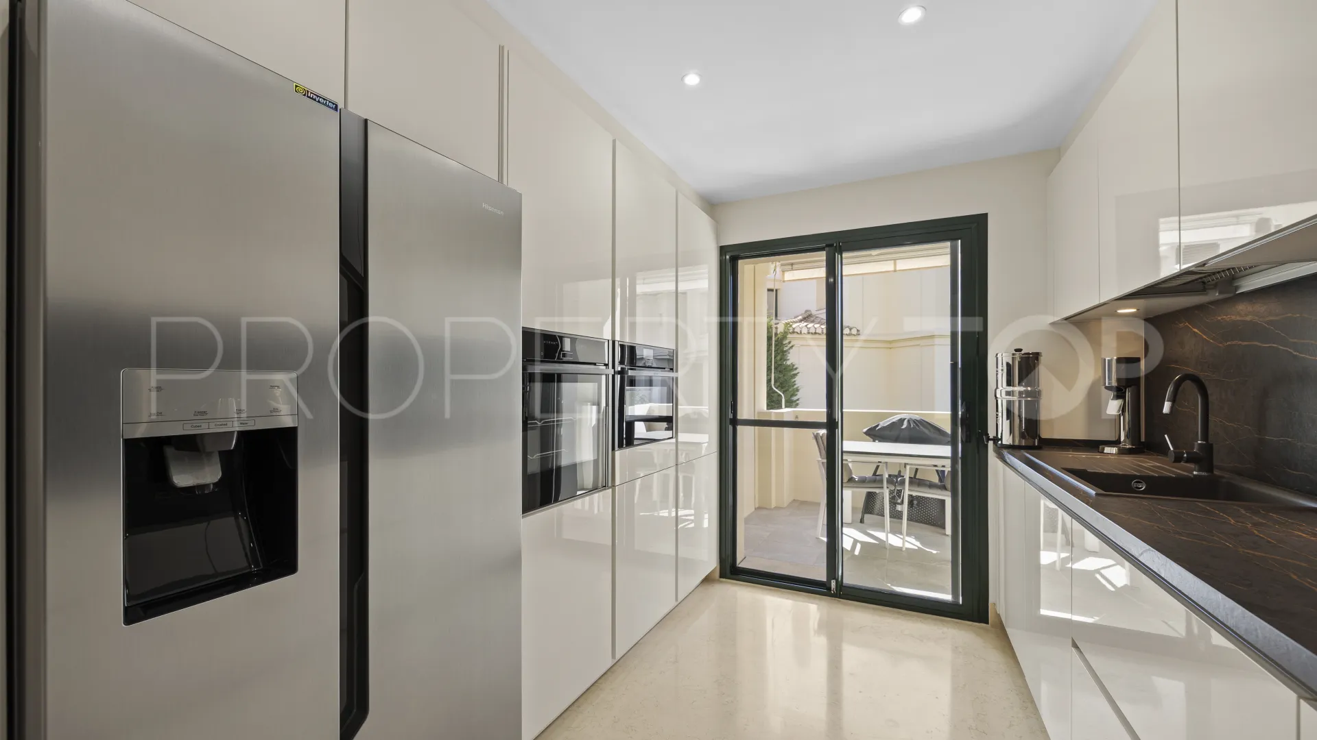 Se vende apartamento planta baja de 2 dormitorios en Benahavis