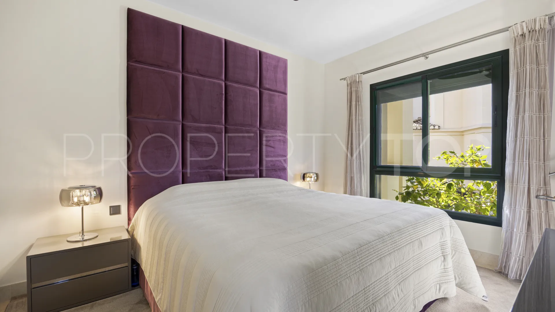 Se vende apartamento planta baja de 2 dormitorios en Benahavis