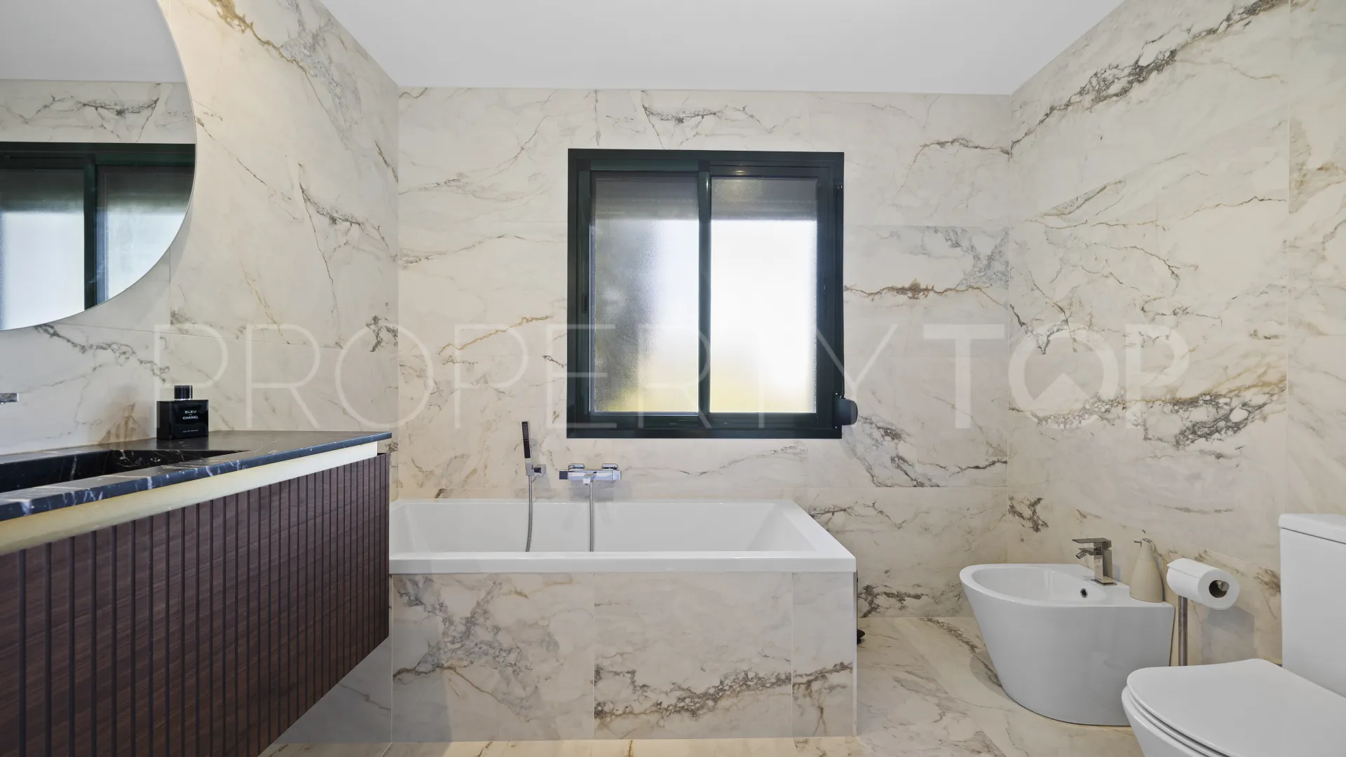 Se vende apartamento planta baja de 2 dormitorios en Benahavis
