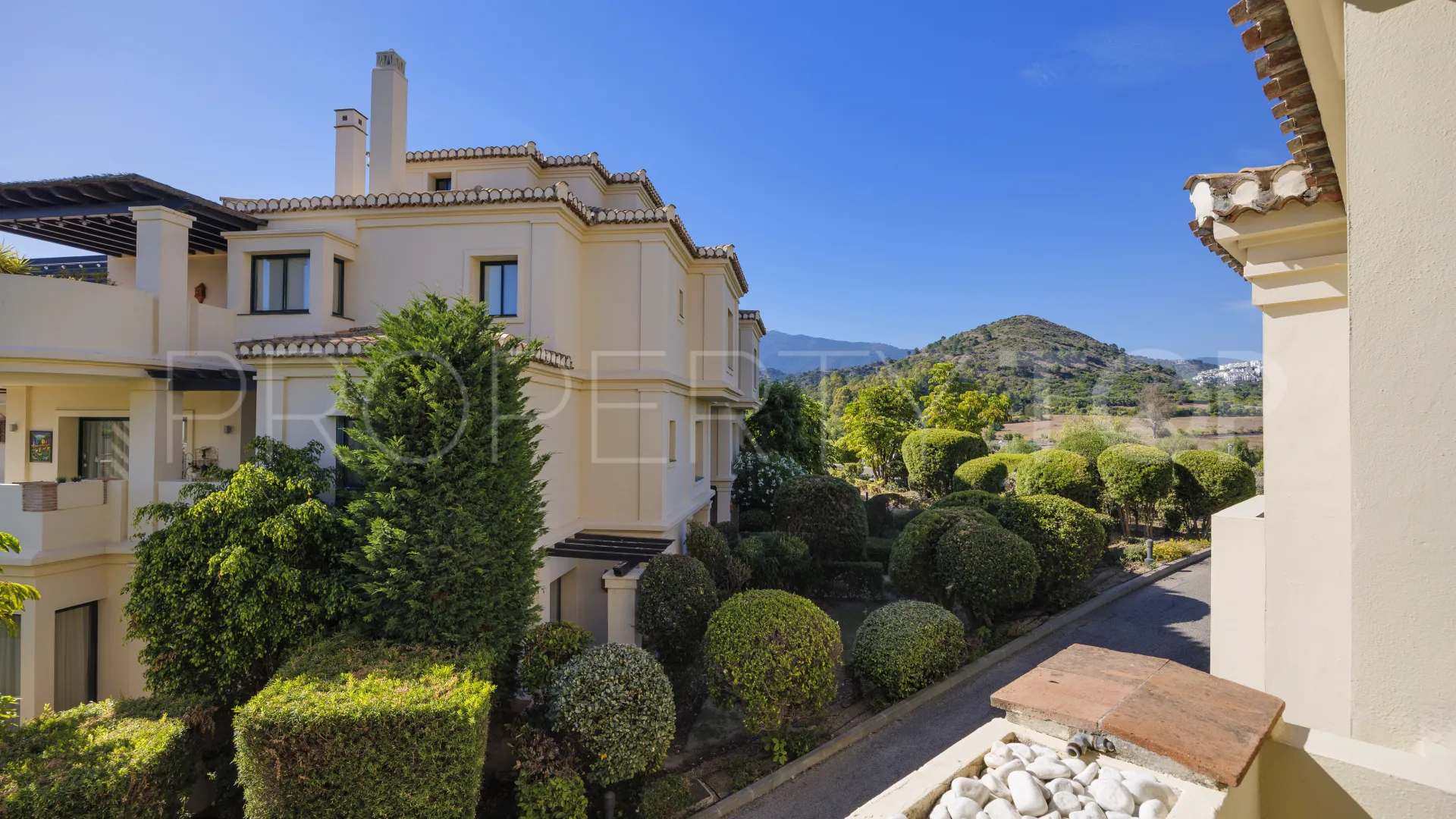 Se vende apartamento planta baja de 2 dormitorios en Benahavis