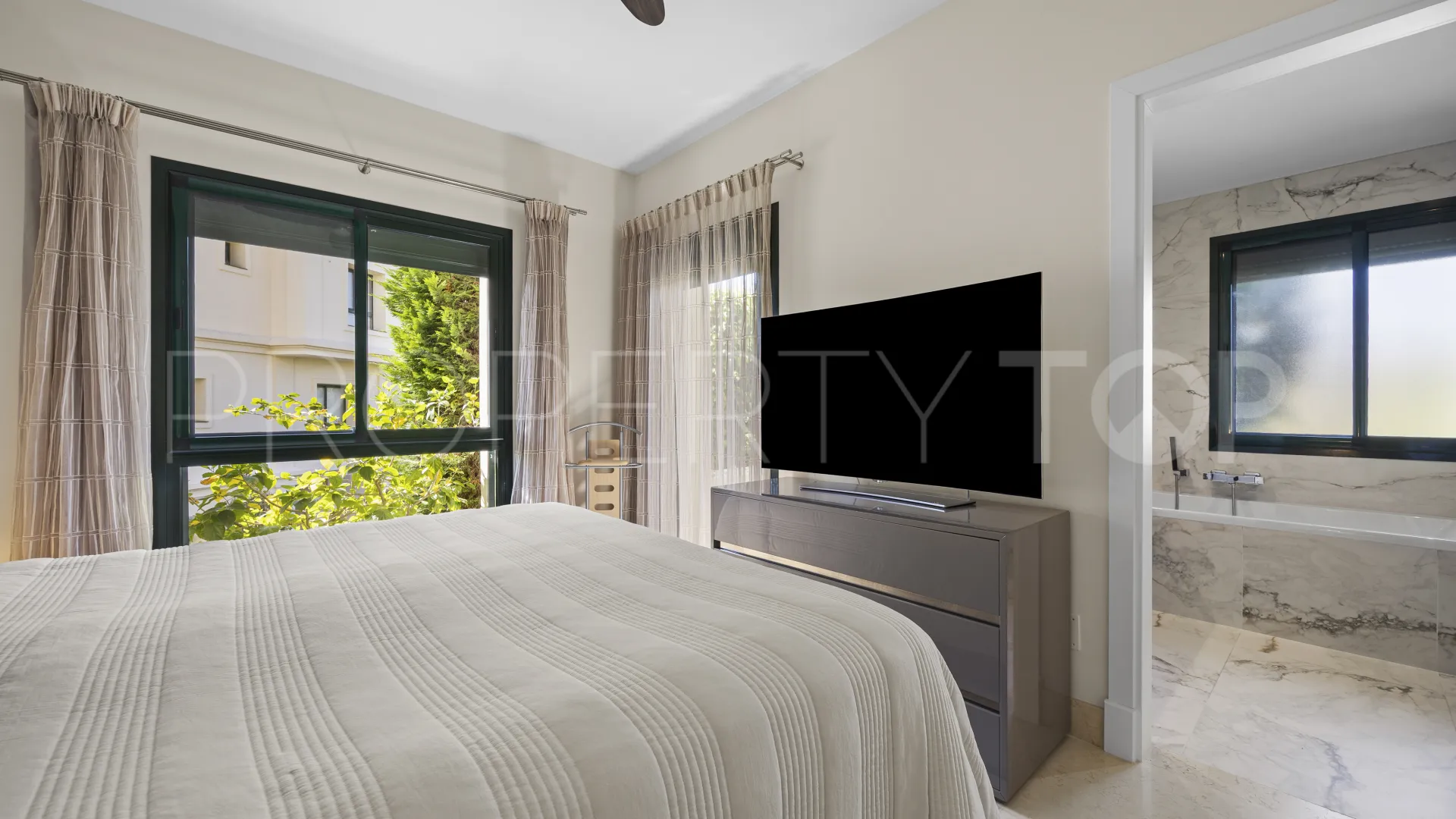 Se vende apartamento planta baja de 2 dormitorios en Benahavis