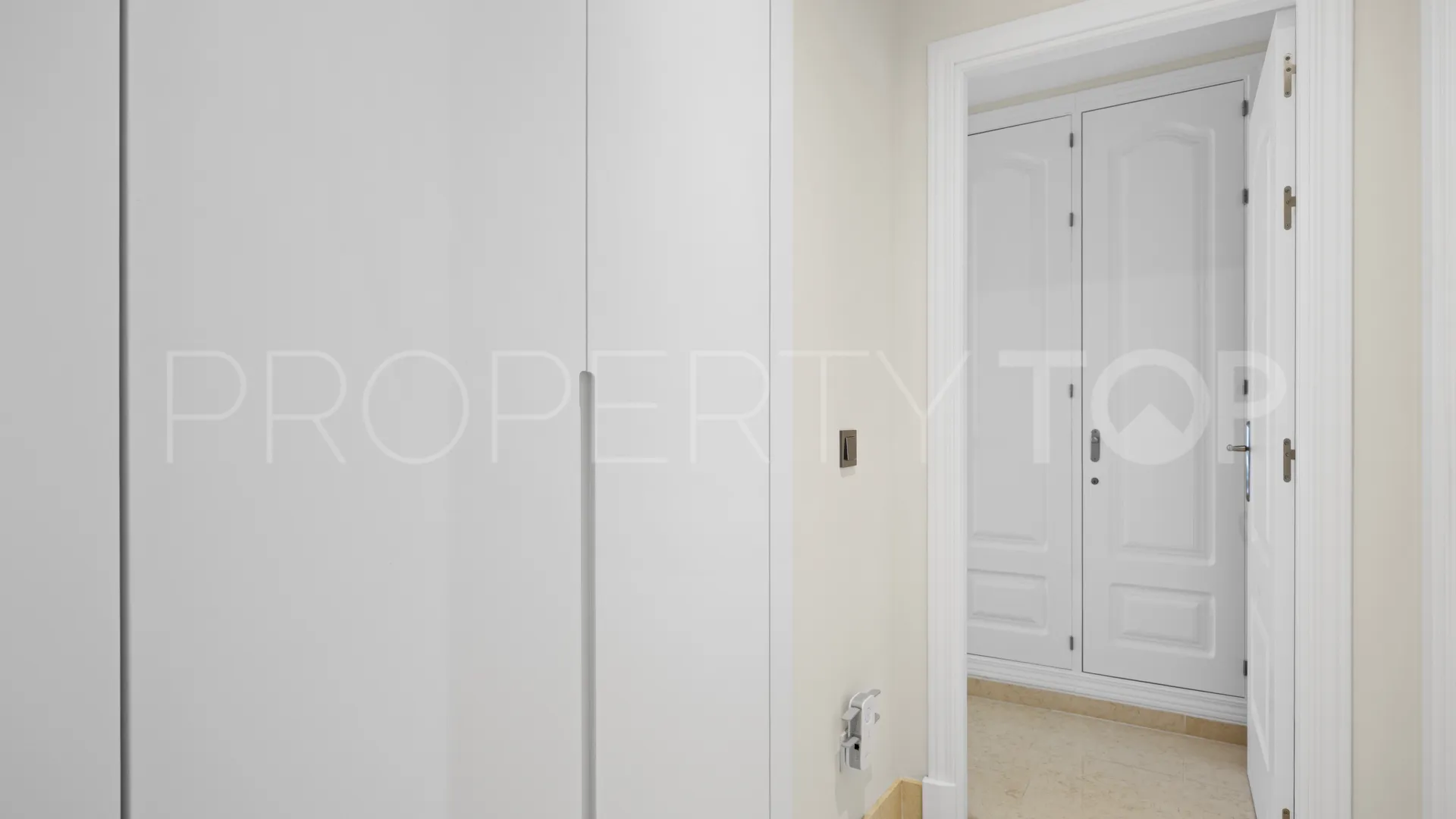 Se vende apartamento planta baja de 2 dormitorios en Benahavis