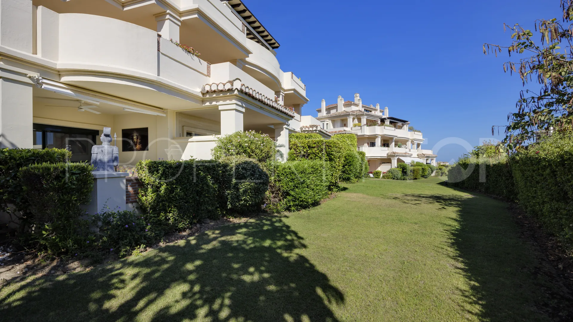 Se vende apartamento planta baja de 2 dormitorios en Benahavis