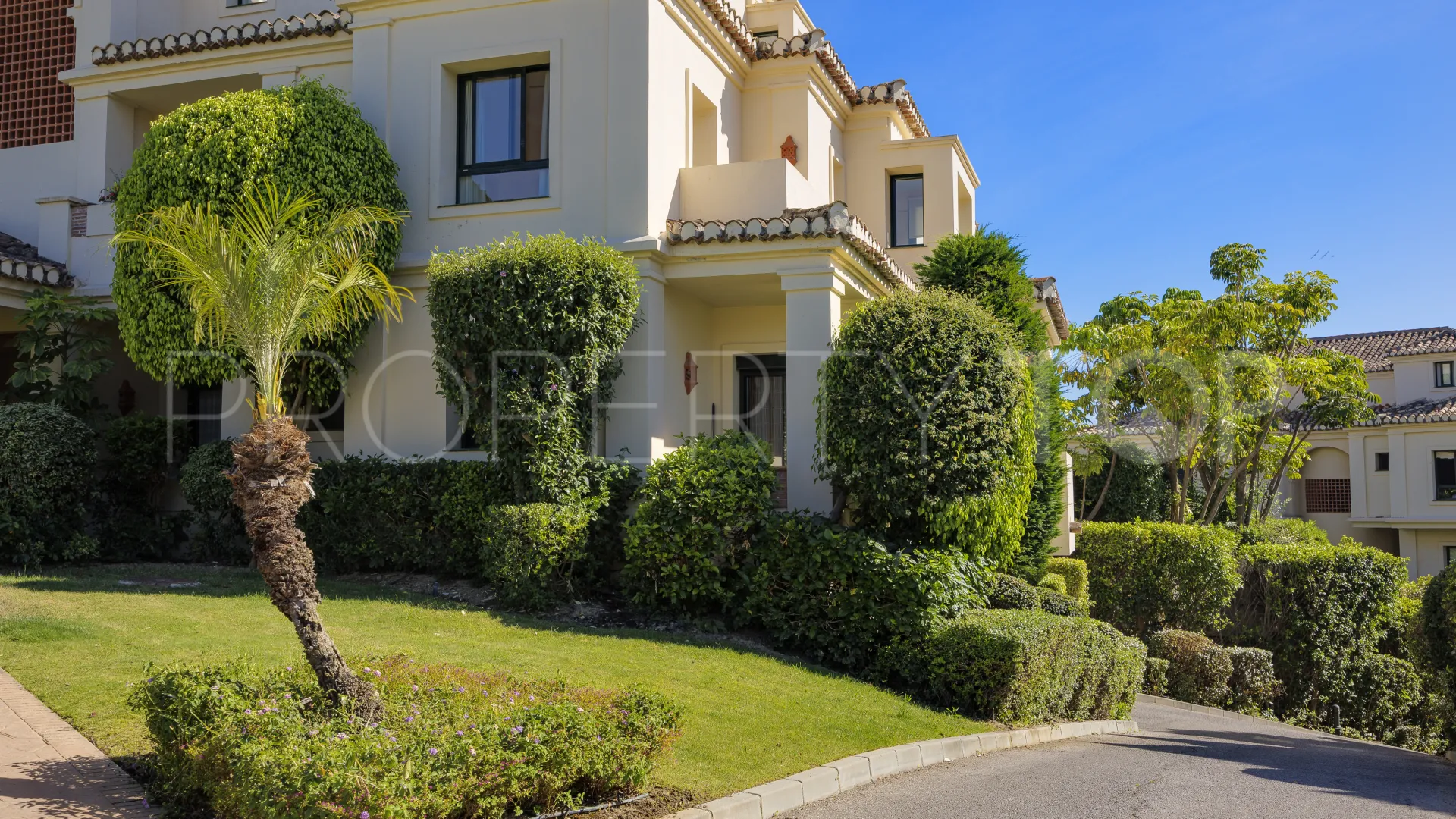 Se vende apartamento planta baja de 2 dormitorios en Benahavis