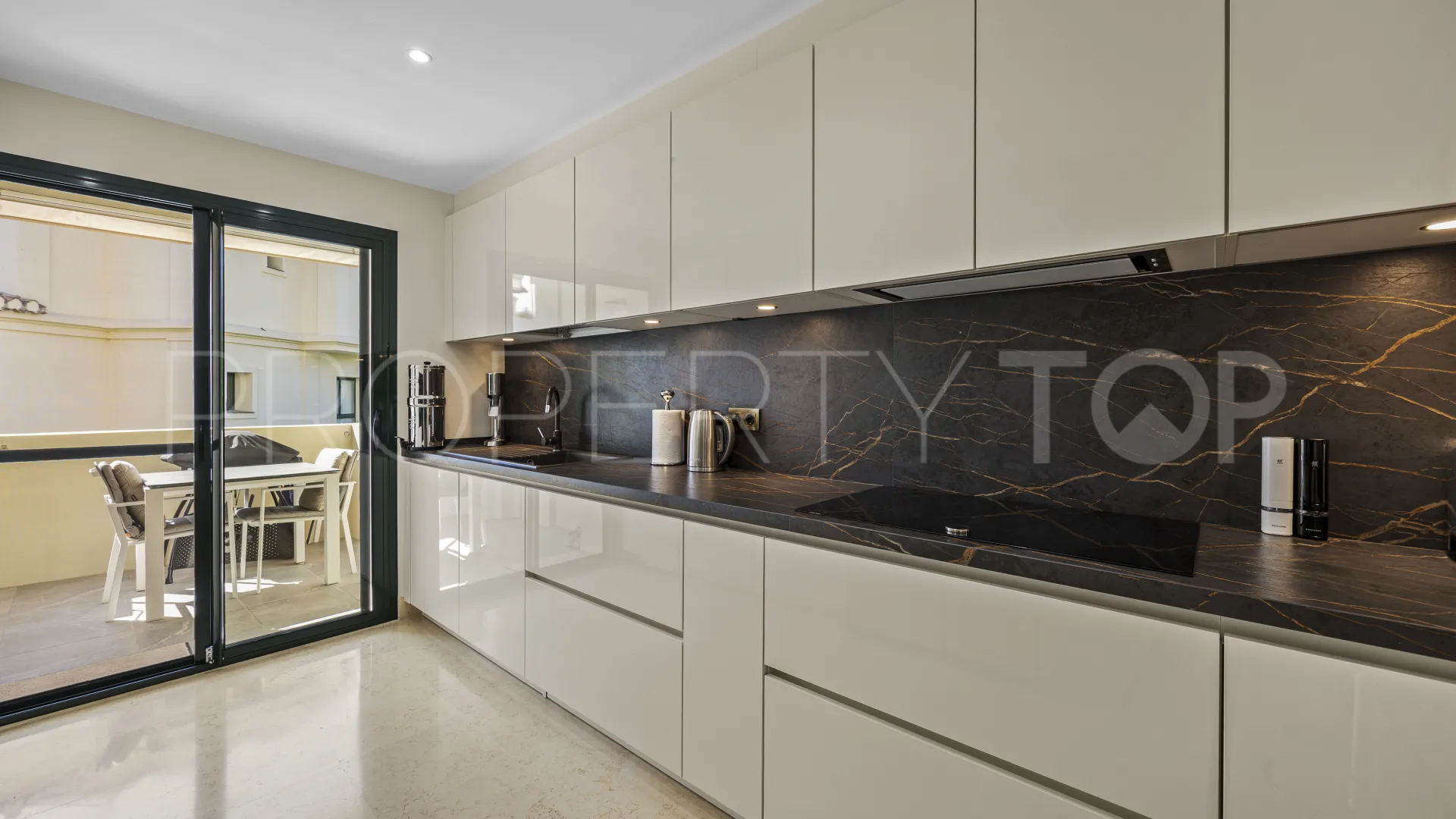 Se vende apartamento planta baja de 2 dormitorios en Benahavis