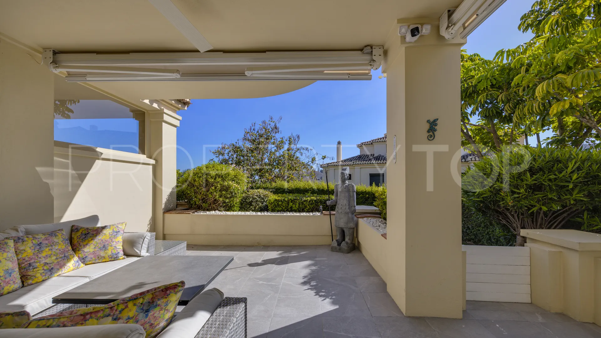 Se vende apartamento planta baja de 2 dormitorios en Benahavis