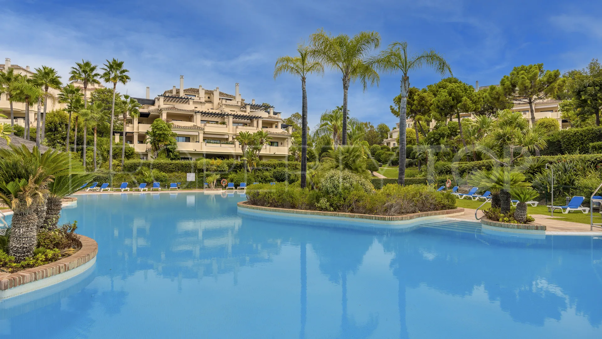 Se vende apartamento planta baja de 2 dormitorios en Benahavis