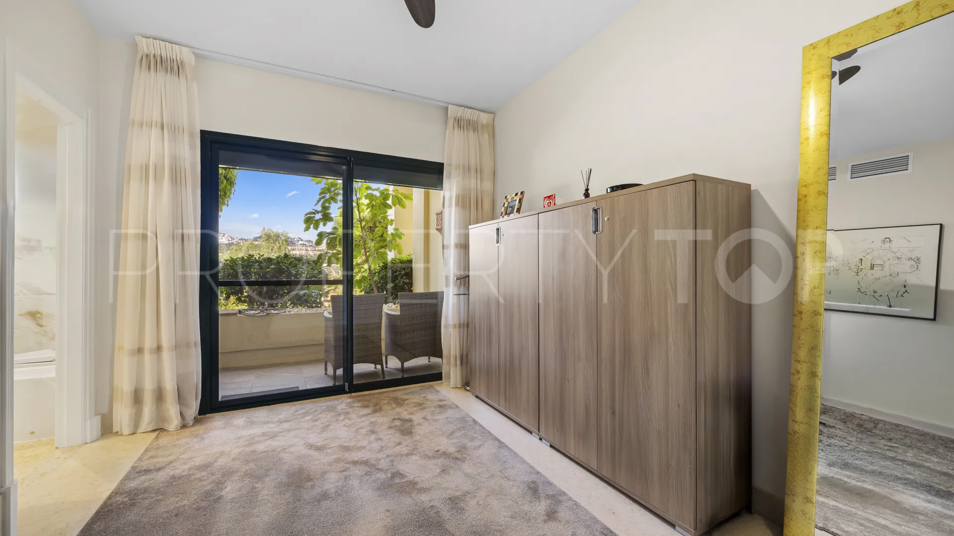 Se vende apartamento planta baja de 2 dormitorios en Benahavis