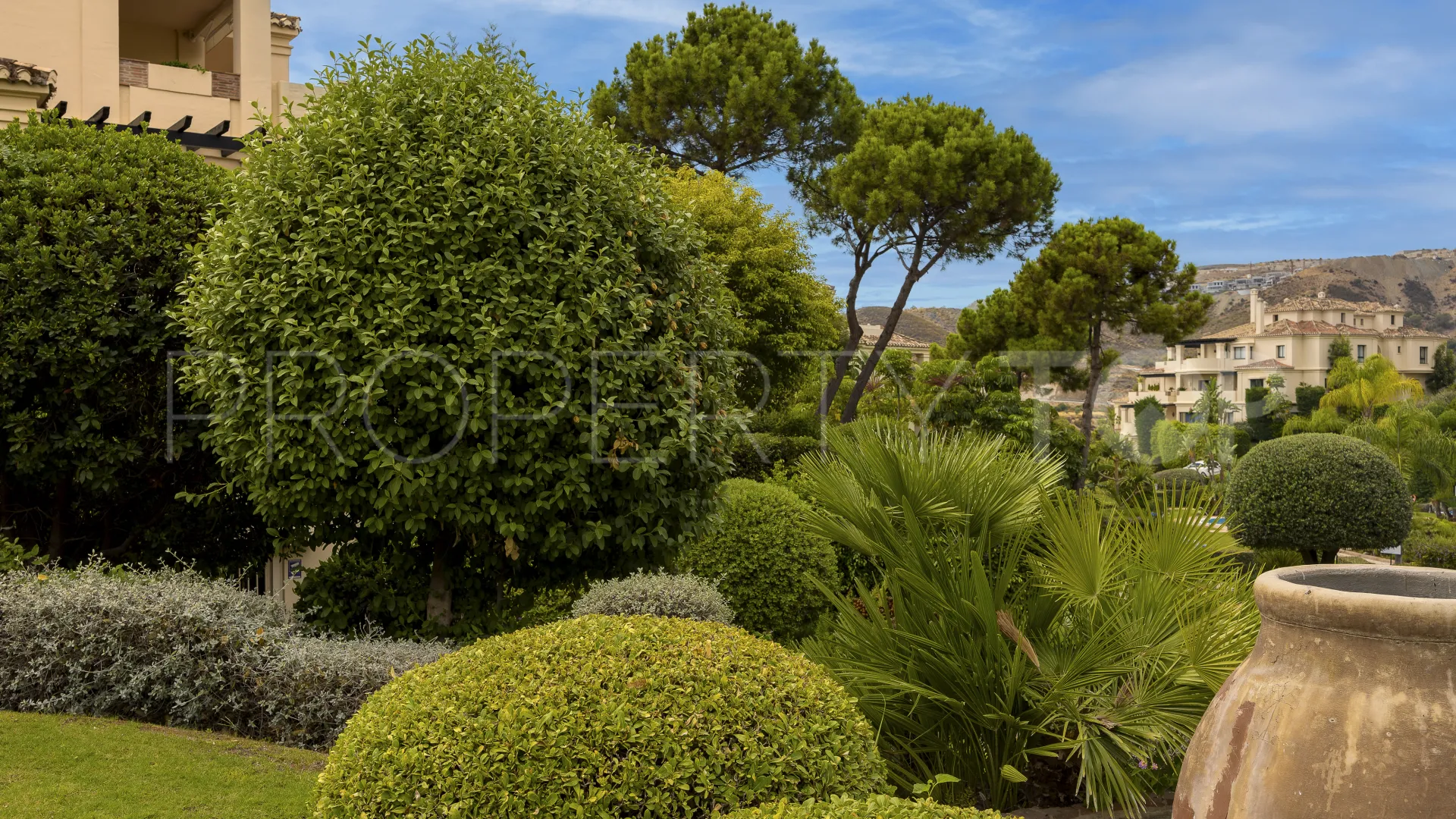 Se vende apartamento planta baja de 2 dormitorios en Benahavis
