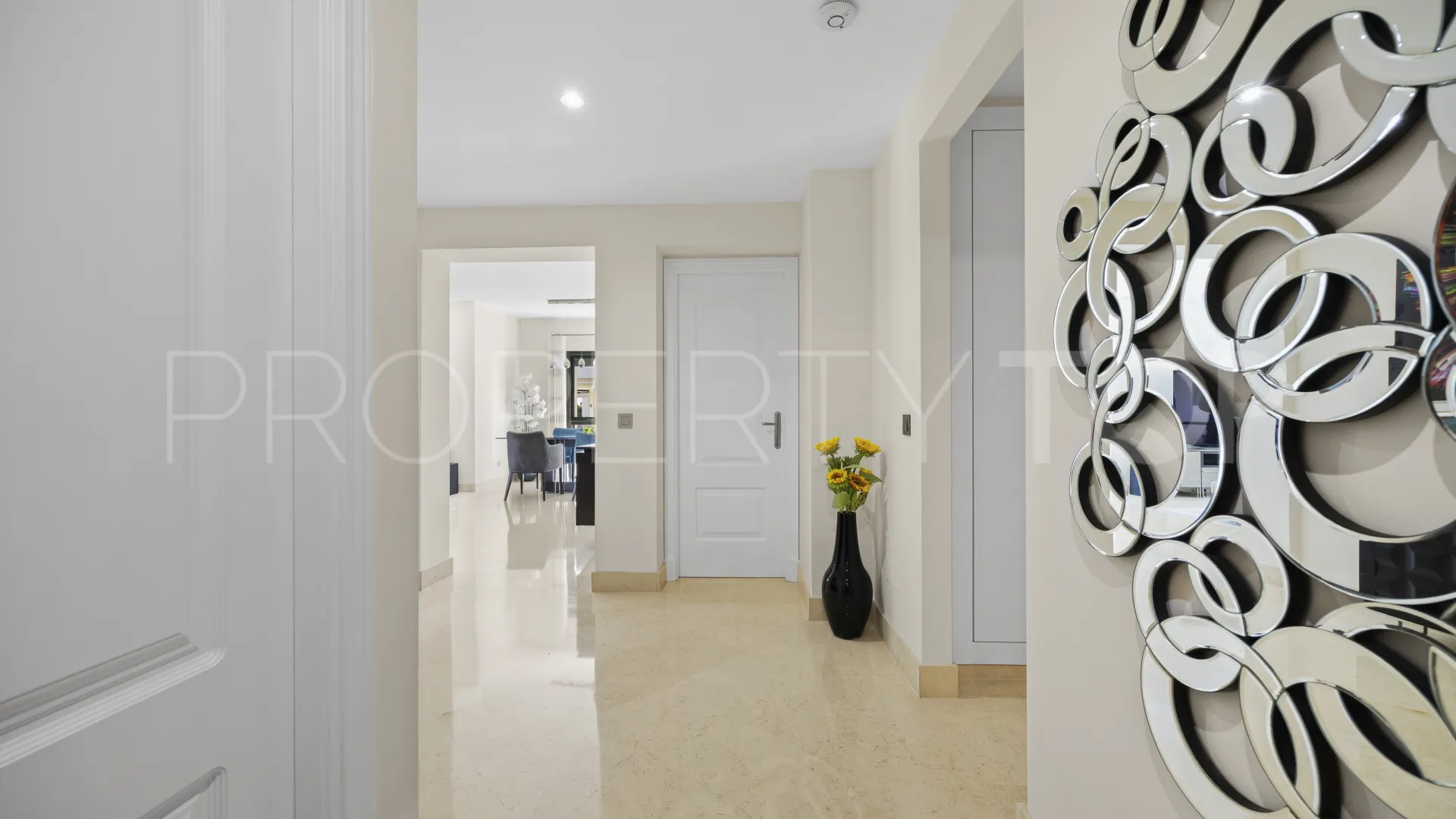 Se vende apartamento planta baja de 2 dormitorios en Benahavis