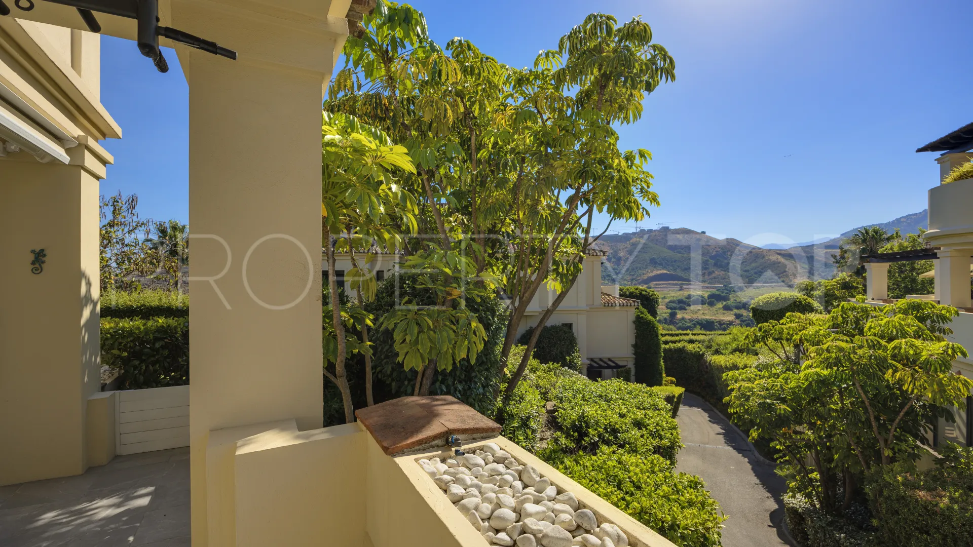 Se vende apartamento planta baja de 2 dormitorios en Benahavis
