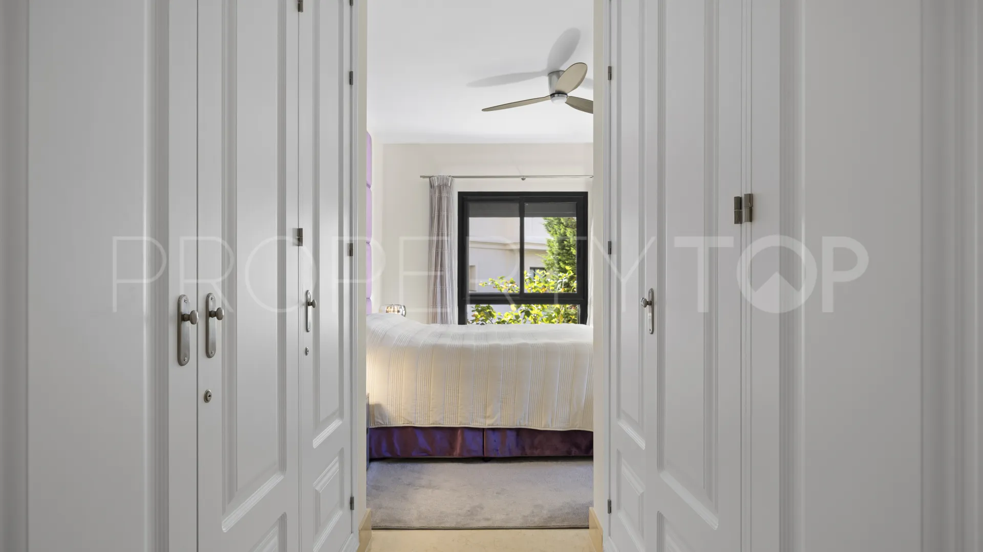 Se vende apartamento planta baja de 2 dormitorios en Benahavis