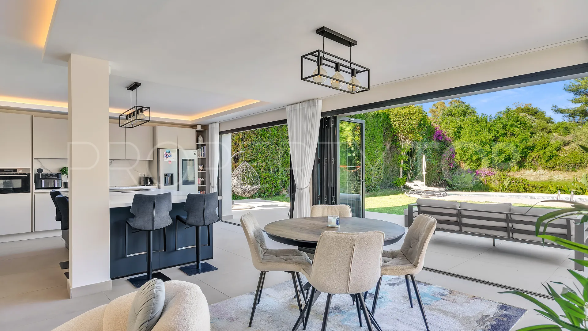 Villa en venta con 4 dormitorios en Guadalmina Alta