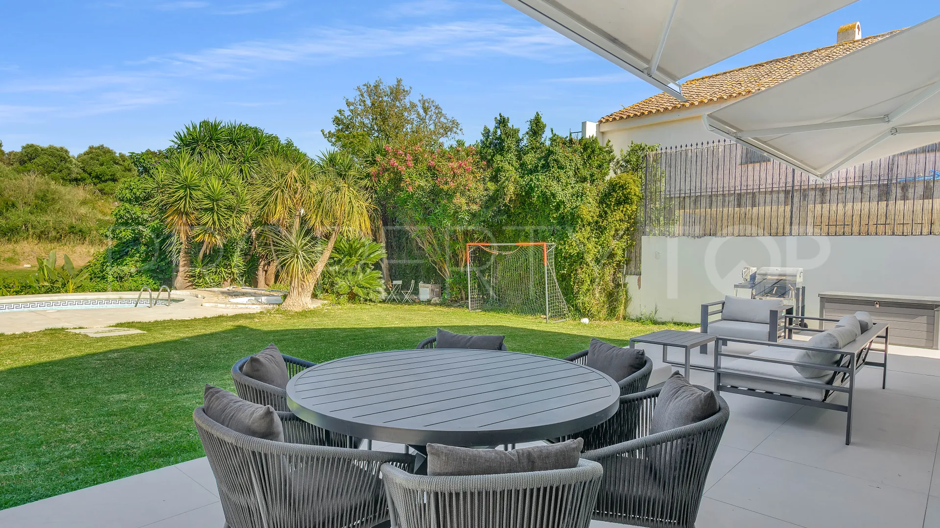 Villa en venta con 4 dormitorios en Guadalmina Alta