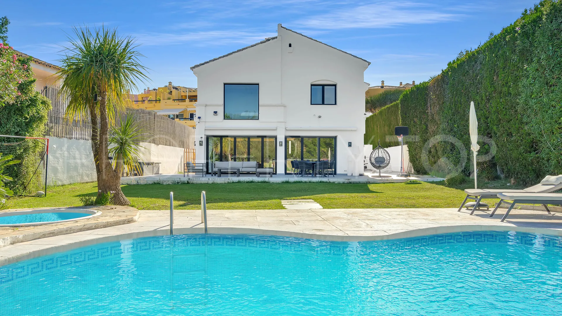 Villa en venta con 4 dormitorios en Guadalmina Alta