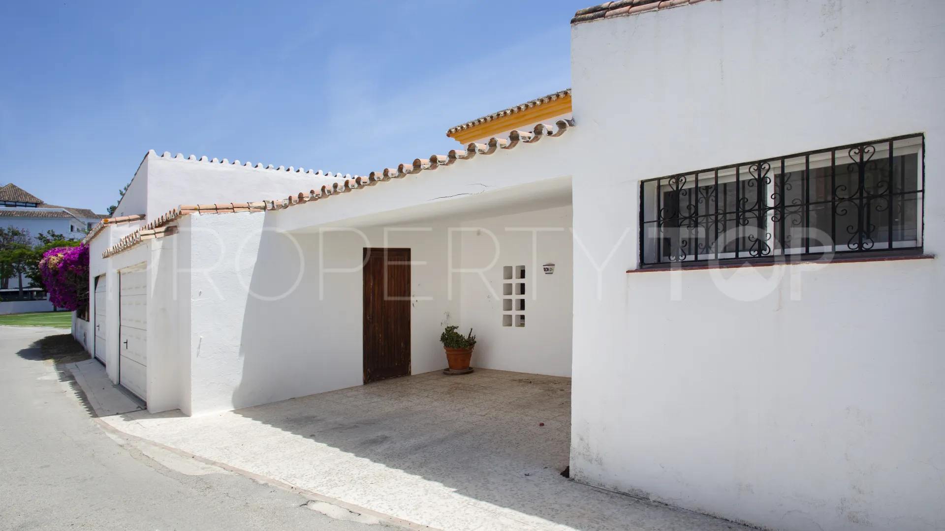 Comprar villa de 4 dormitorios en Guadalmina Baja