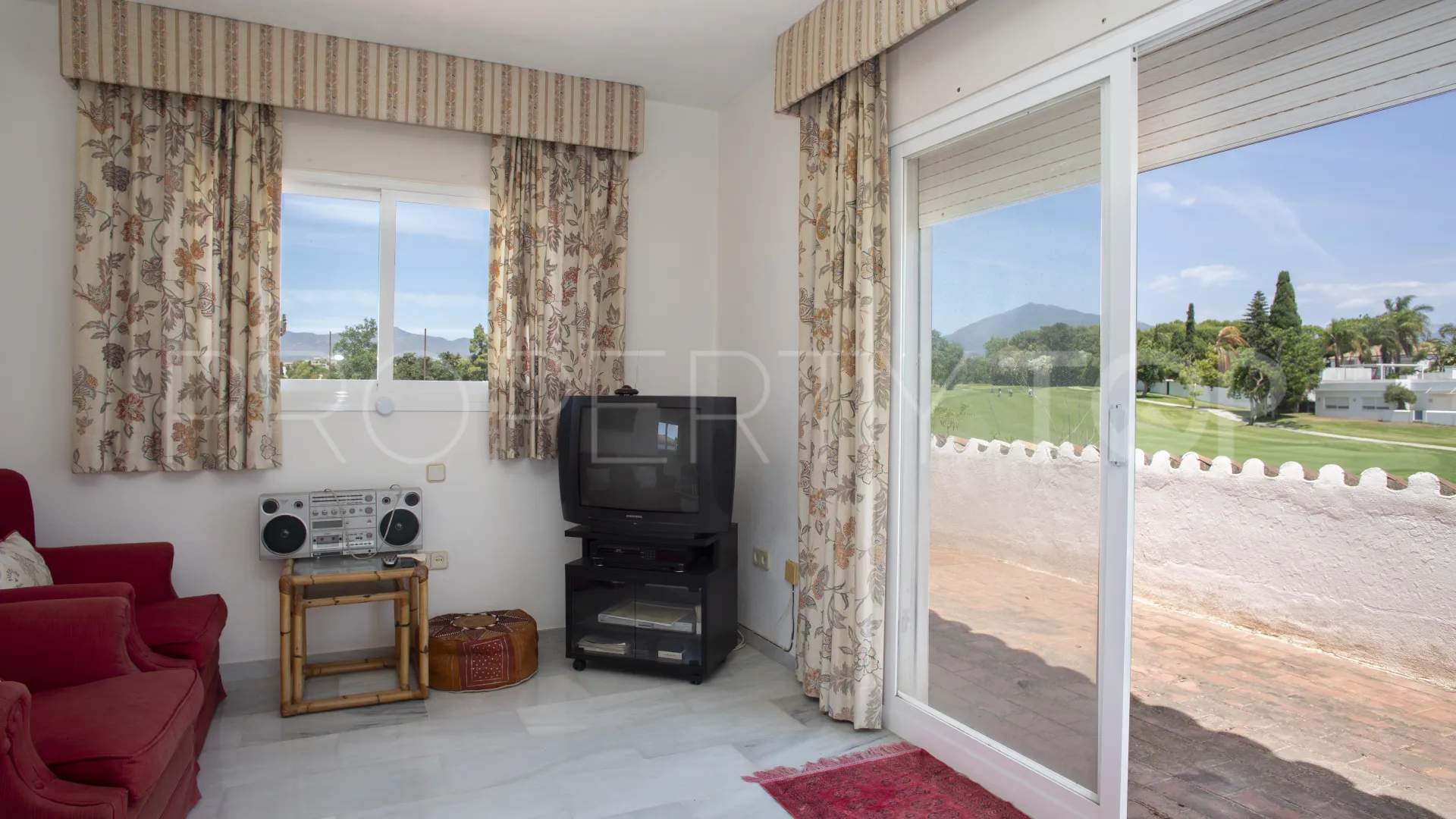 Comprar villa de 4 dormitorios en Guadalmina Baja