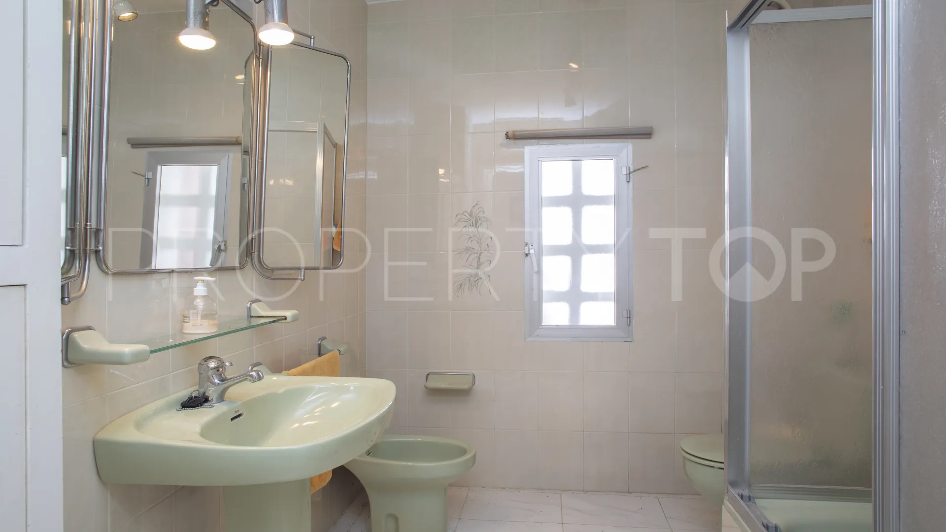 Comprar villa de 4 dormitorios en Guadalmina Baja