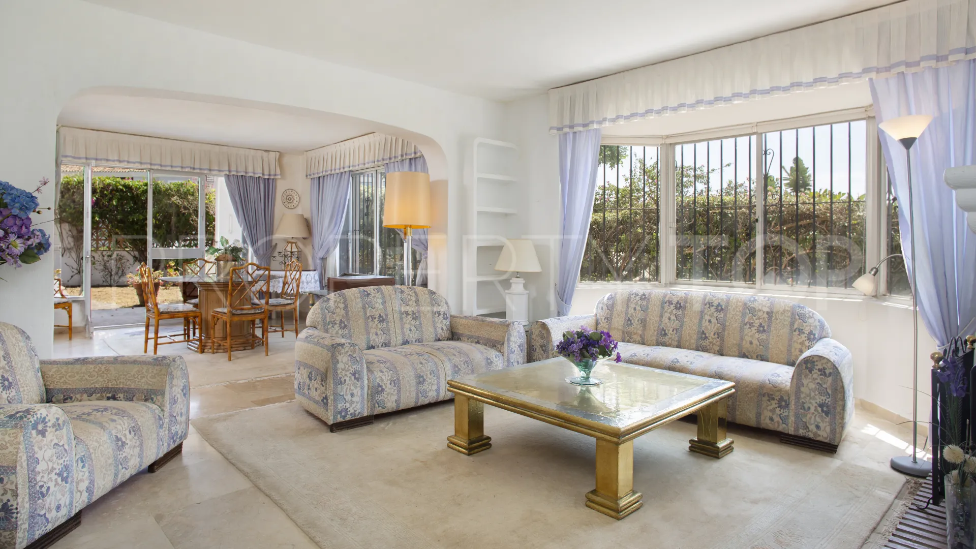 Comprar villa de 4 dormitorios en Guadalmina Baja