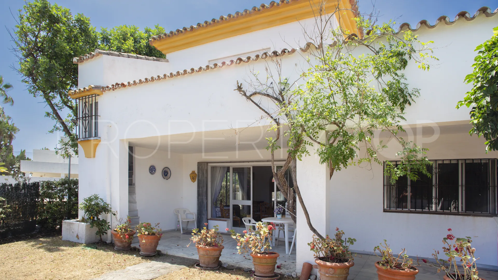 Comprar villa de 4 dormitorios en Guadalmina Baja