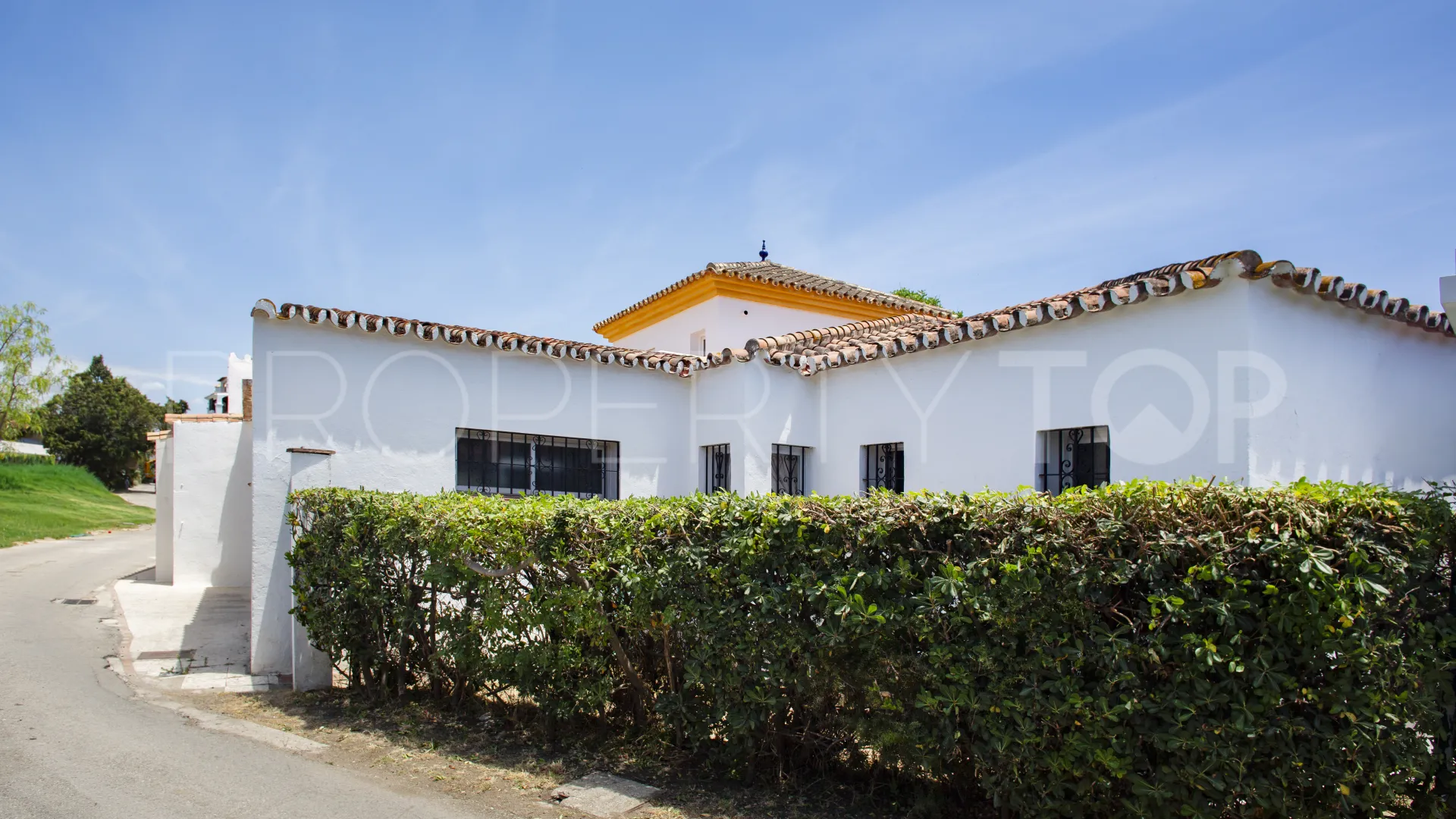 Comprar villa de 4 dormitorios en Guadalmina Baja