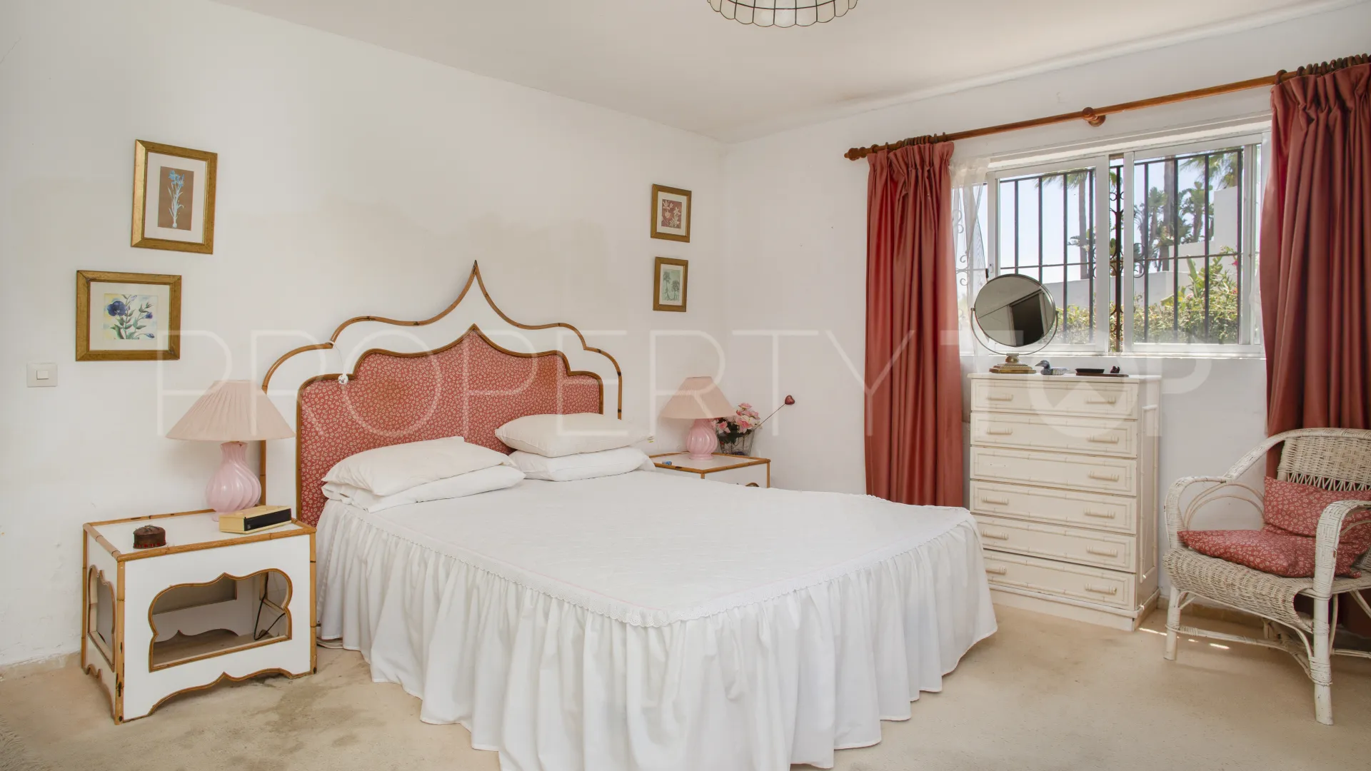 Comprar villa de 4 dormitorios en Guadalmina Baja