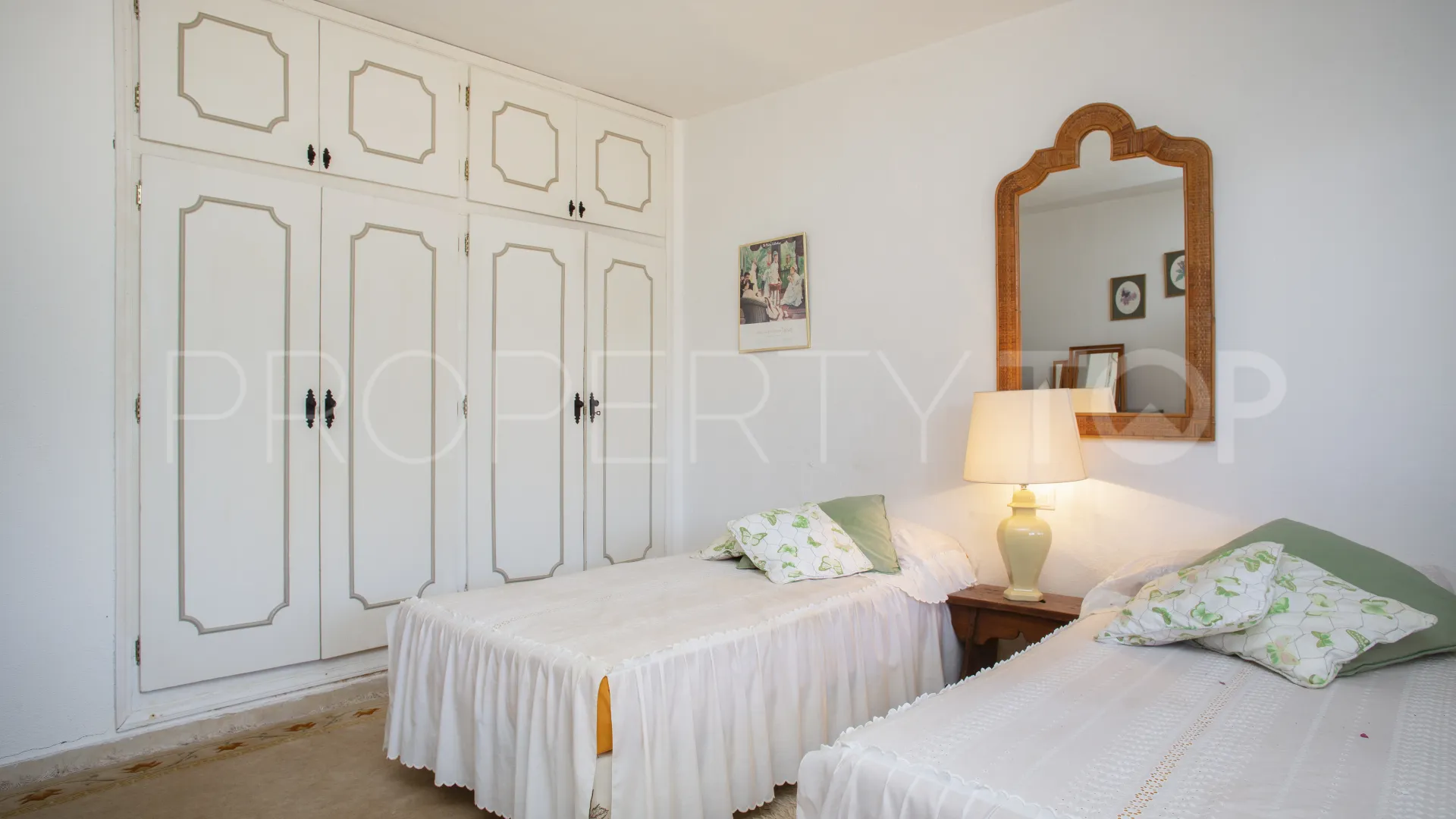 Comprar villa de 4 dormitorios en Guadalmina Baja