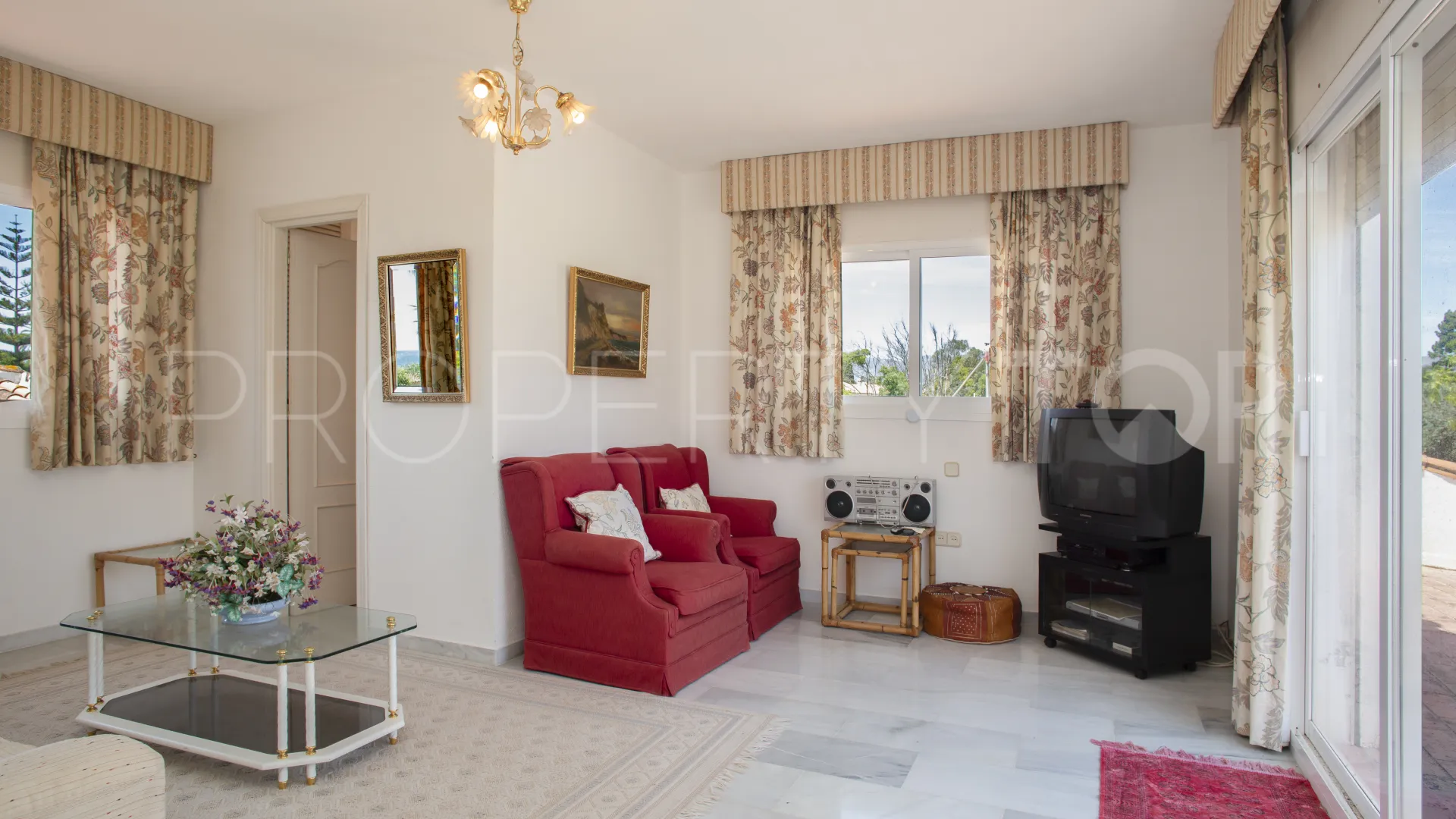 Comprar villa de 4 dormitorios en Guadalmina Baja
